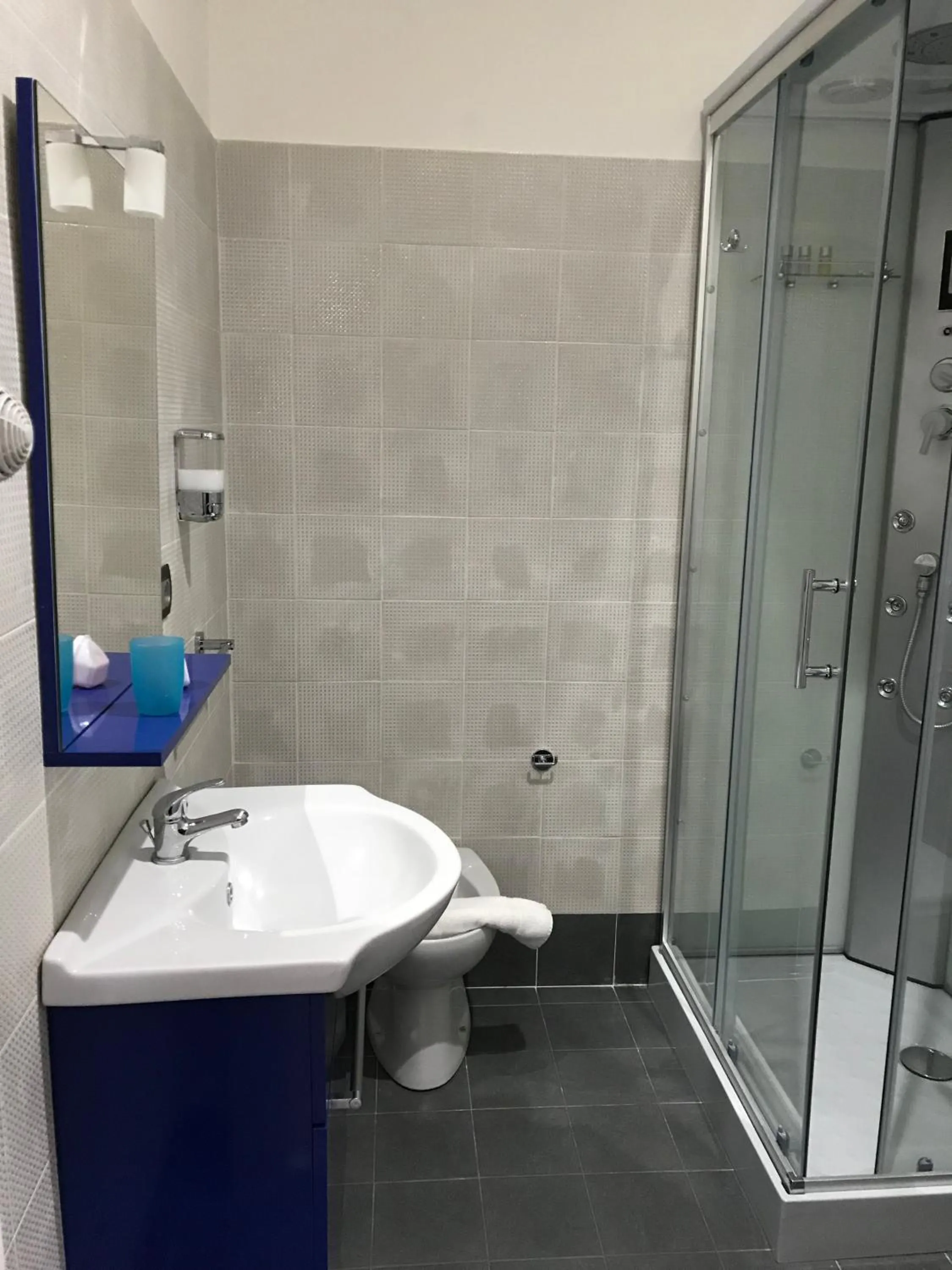 Shower in B&b Next Stop Napoli