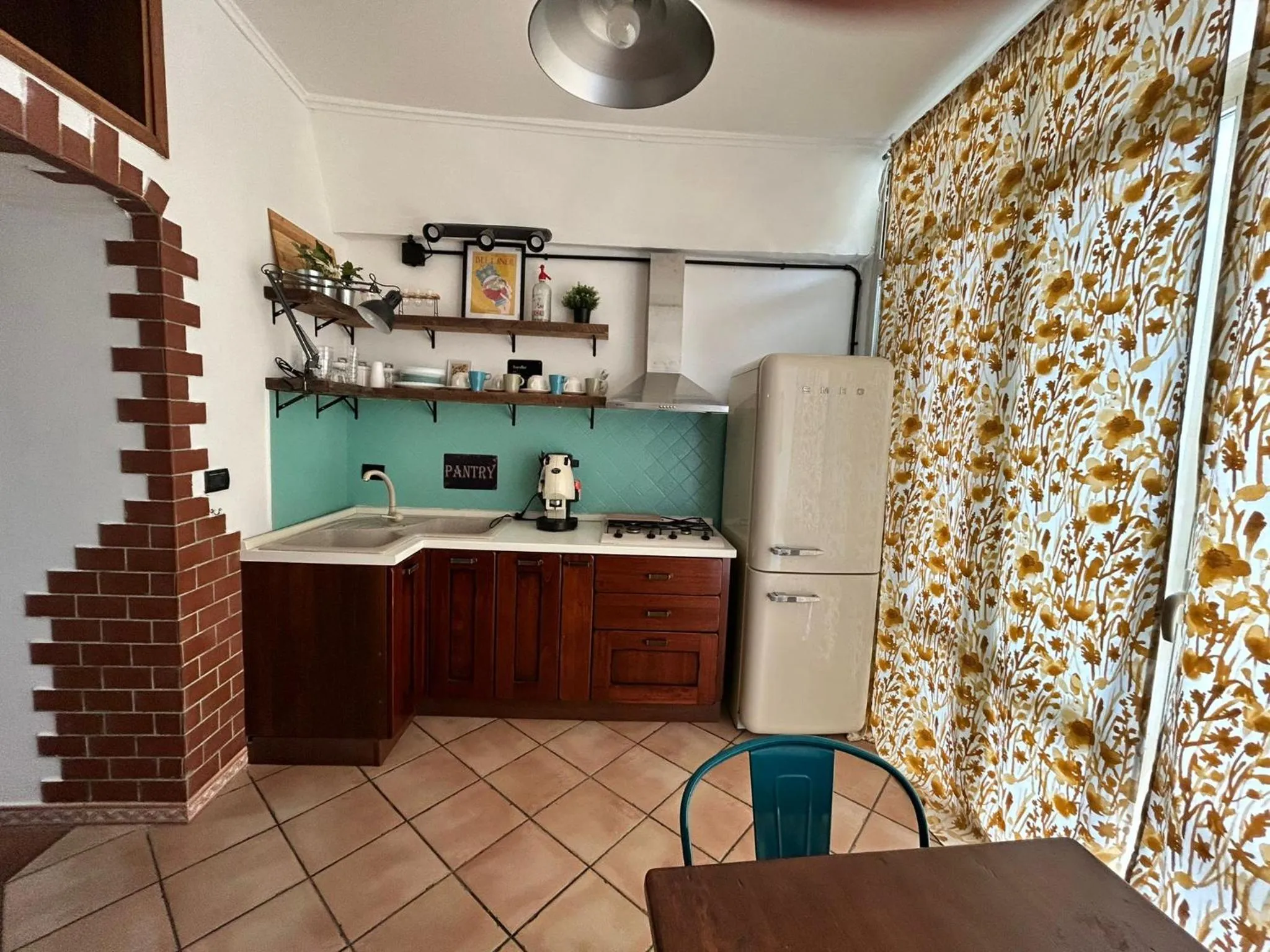 Kitchen or kitchenette in B&b Next Stop Napoli