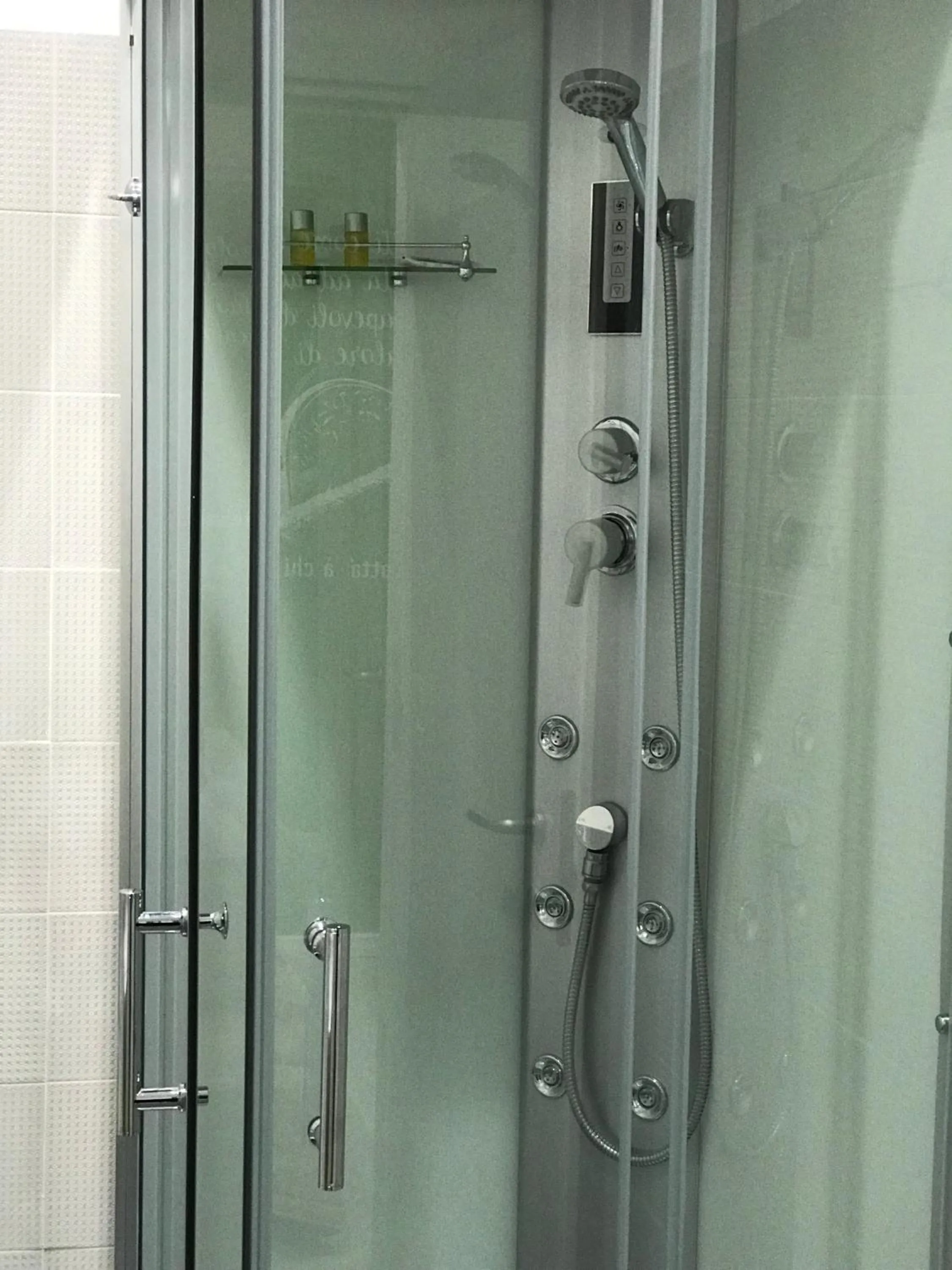 Shower in B&b Next Stop Napoli