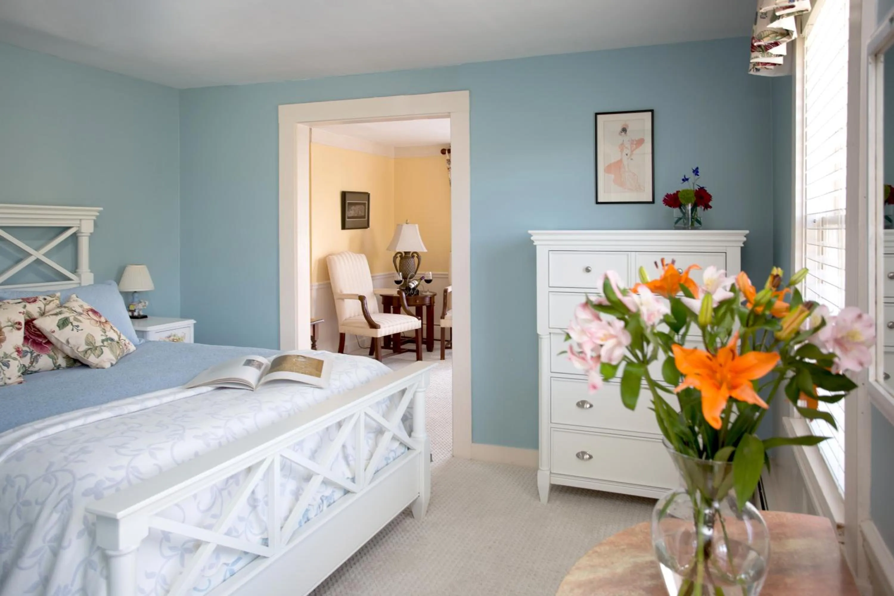 Photo of the whole room, Bed in Queen Anne Inn