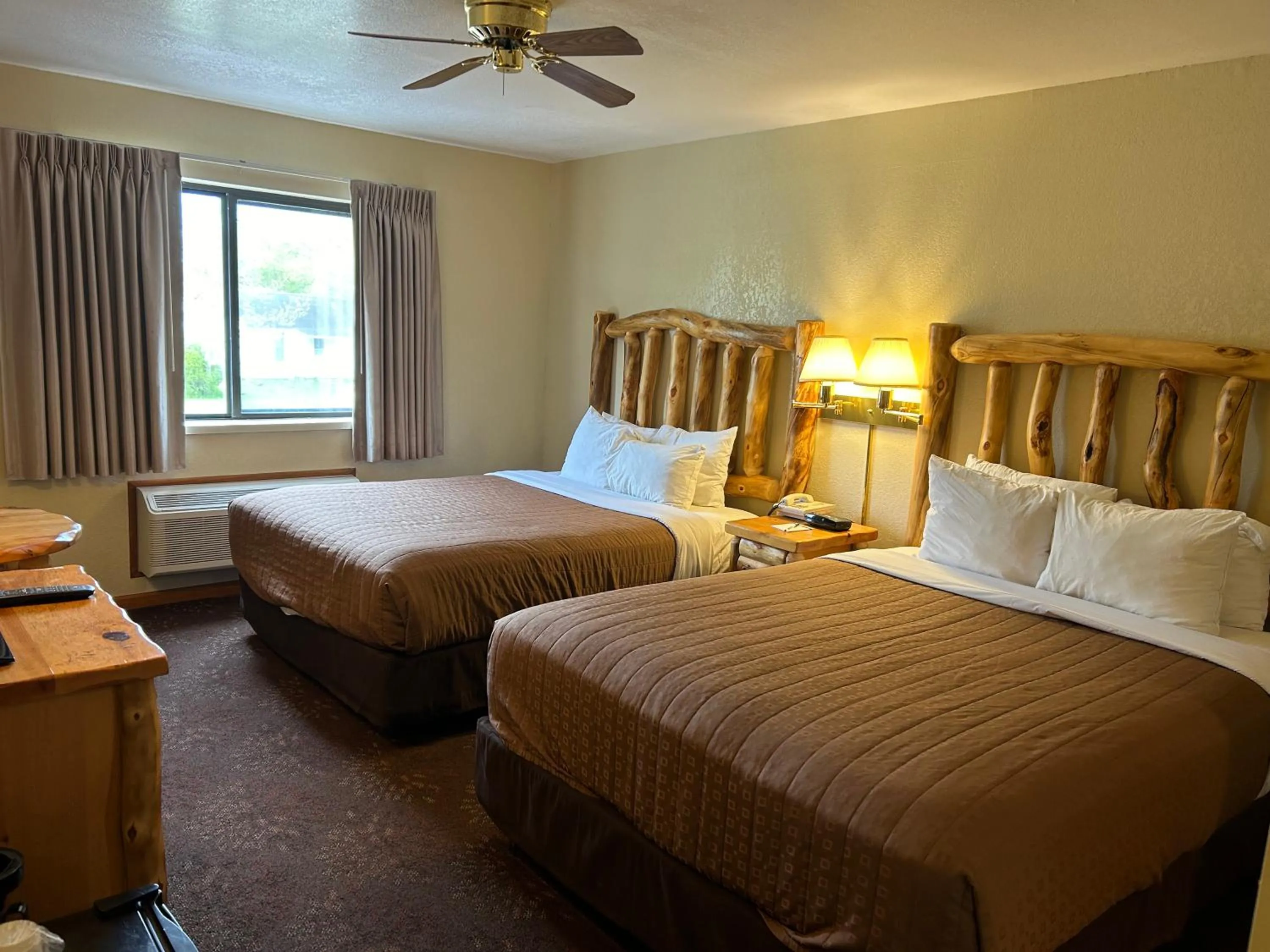 Bed in Super 8 by Wyndham Bridgeview of Mackinaw City