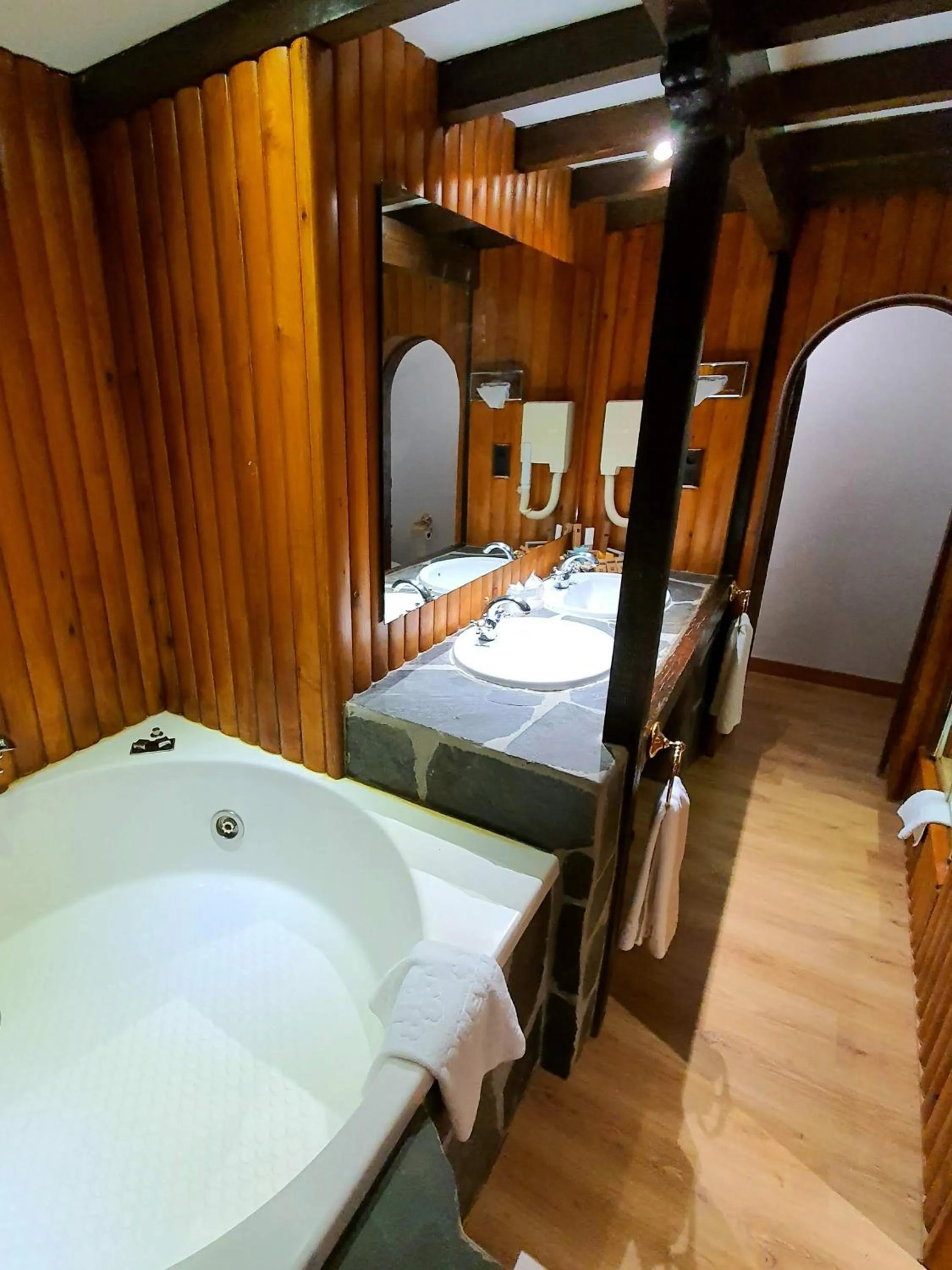 Bathroom, Bed in Hotel Kenia Nevada