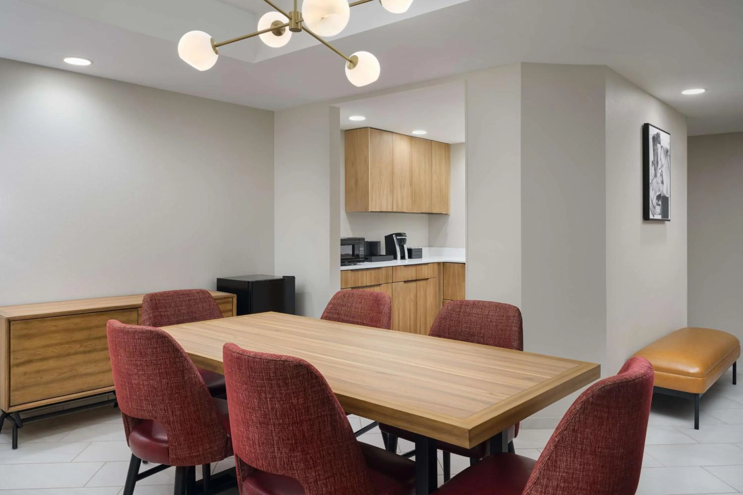 Living room in Embassy Suites by Hilton Hampton Convention Center