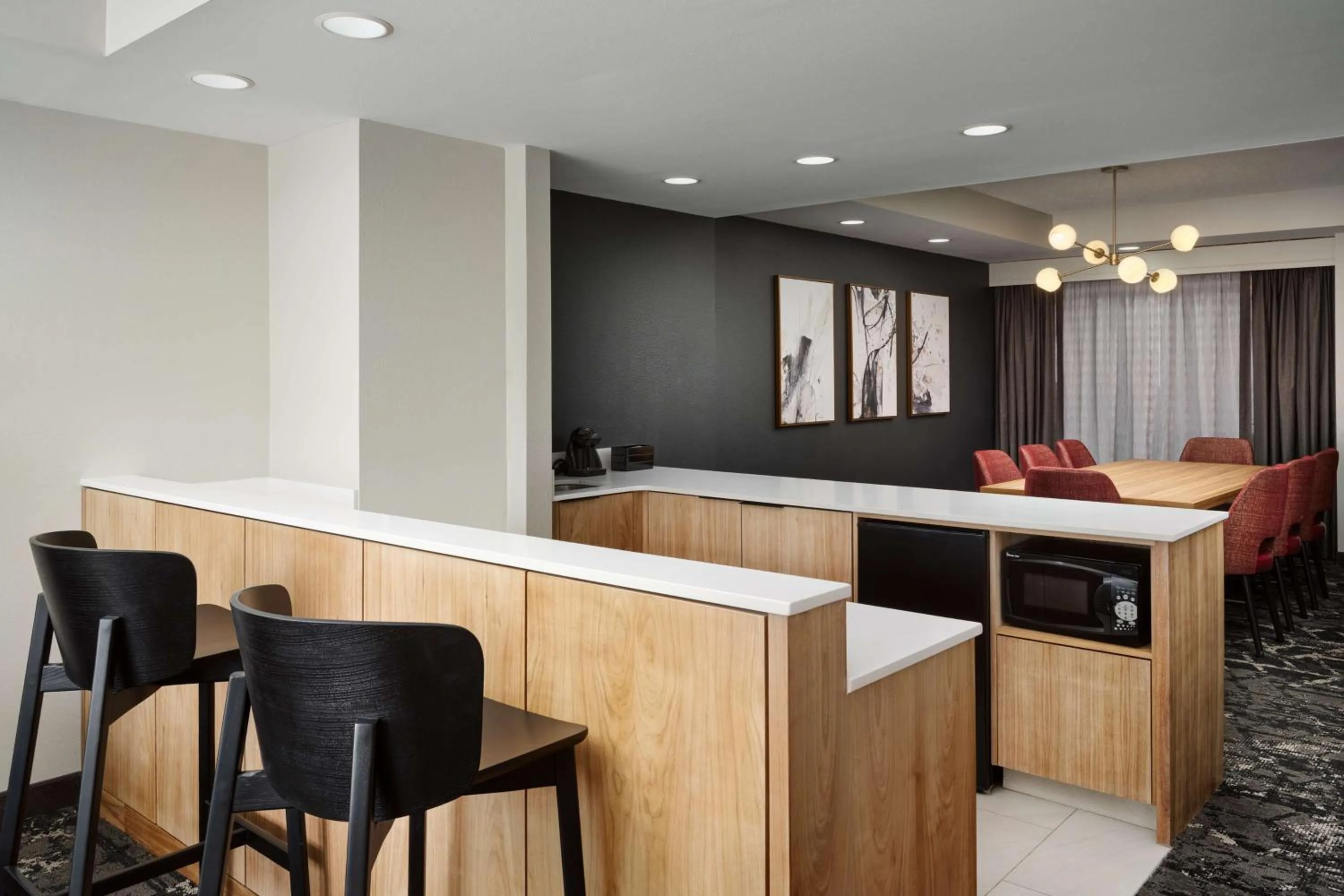 Living room in Embassy Suites by Hilton Hampton Convention Center