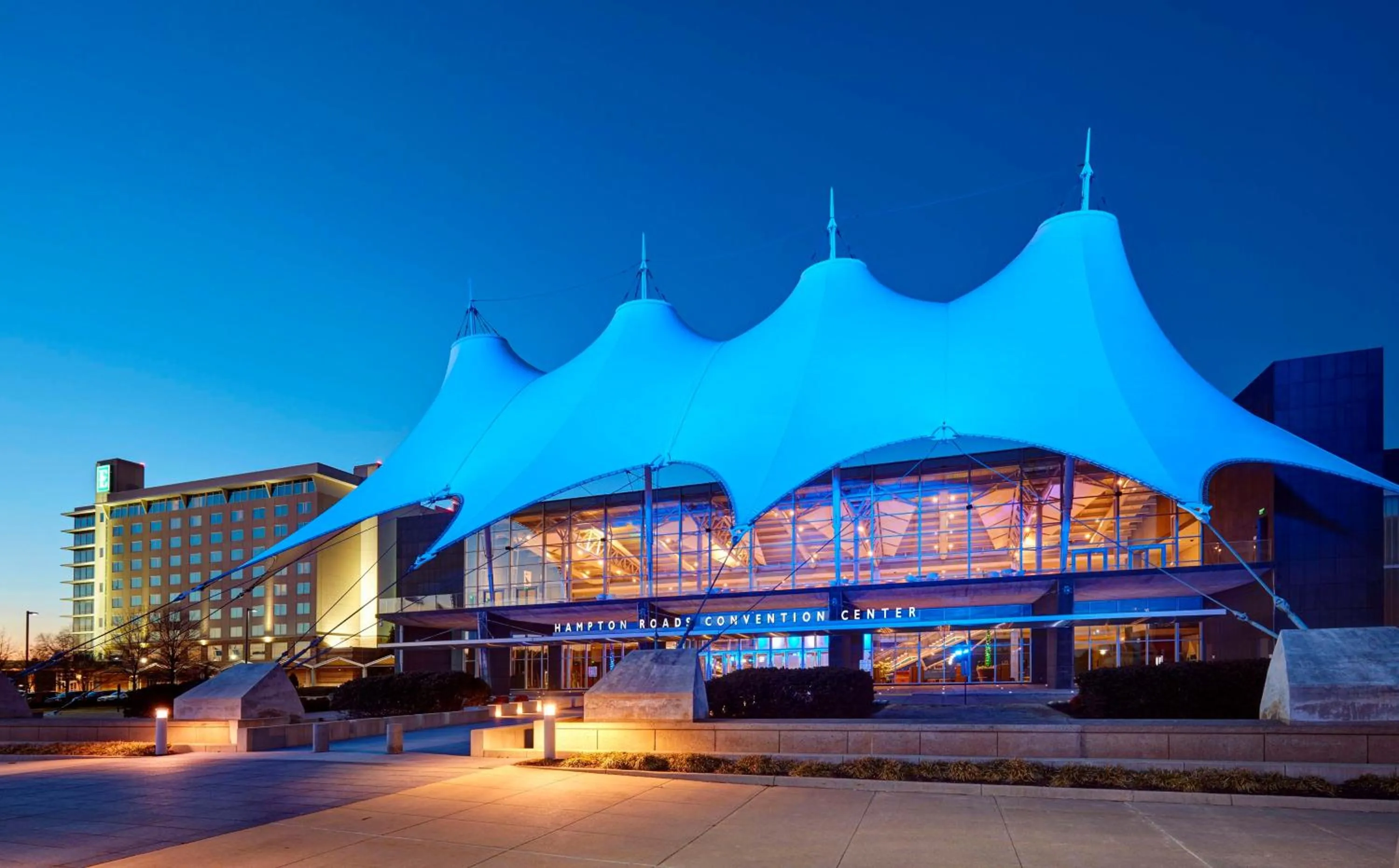 Property building in Embassy Suites by Hilton Hampton Convention Center