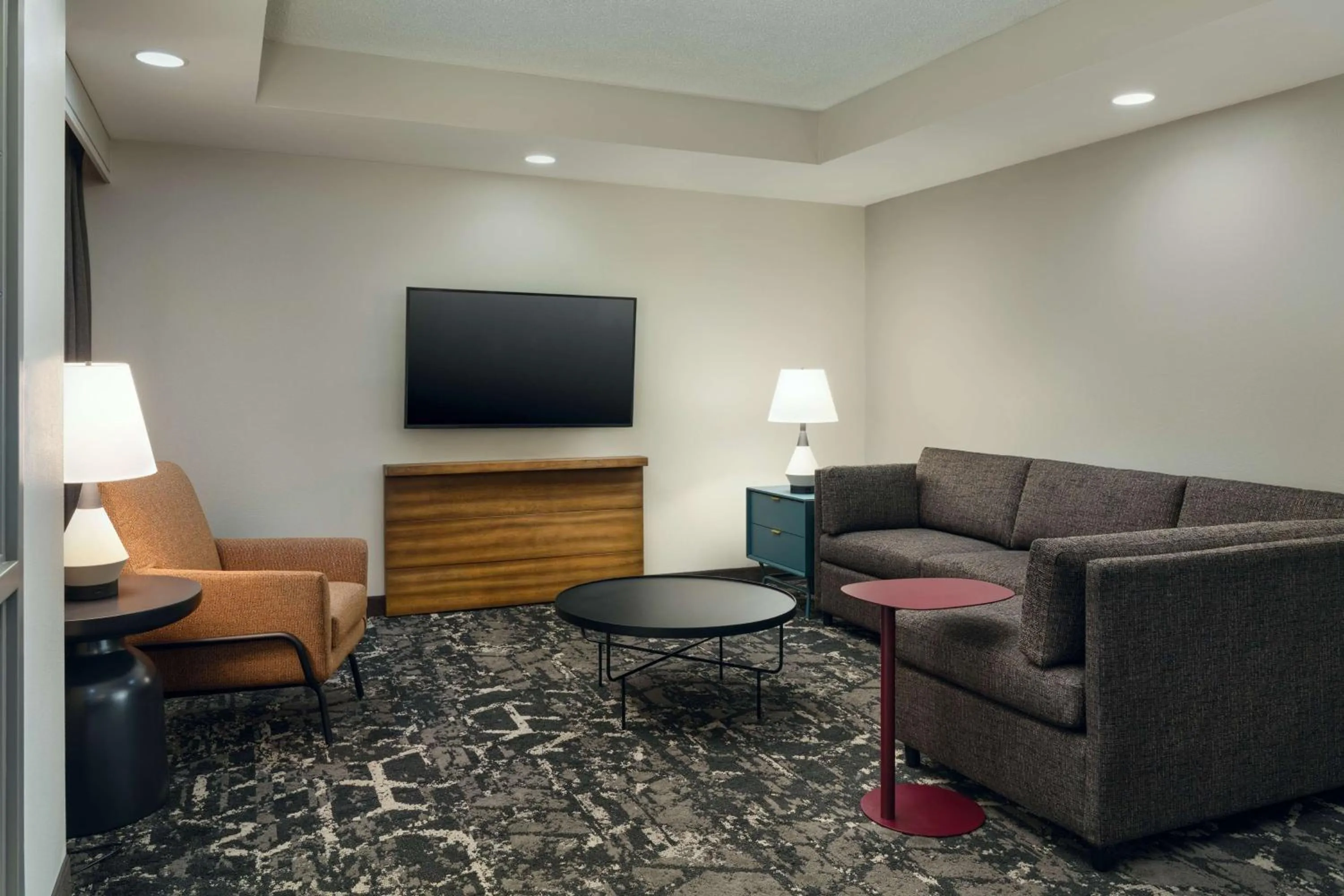 Living room in Embassy Suites by Hilton Hampton Convention Center