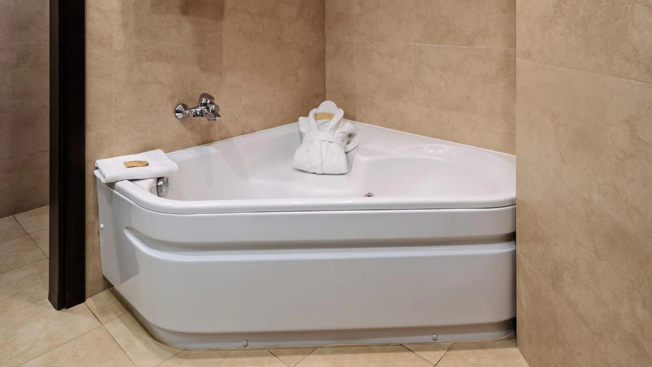 Photo of the whole room in Hotel Crowne Plaza Madrid Airport