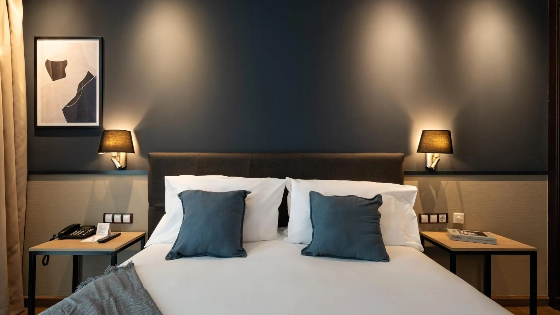 Photo of the whole room, Bed in Hotel Crowne Plaza Madrid Airport