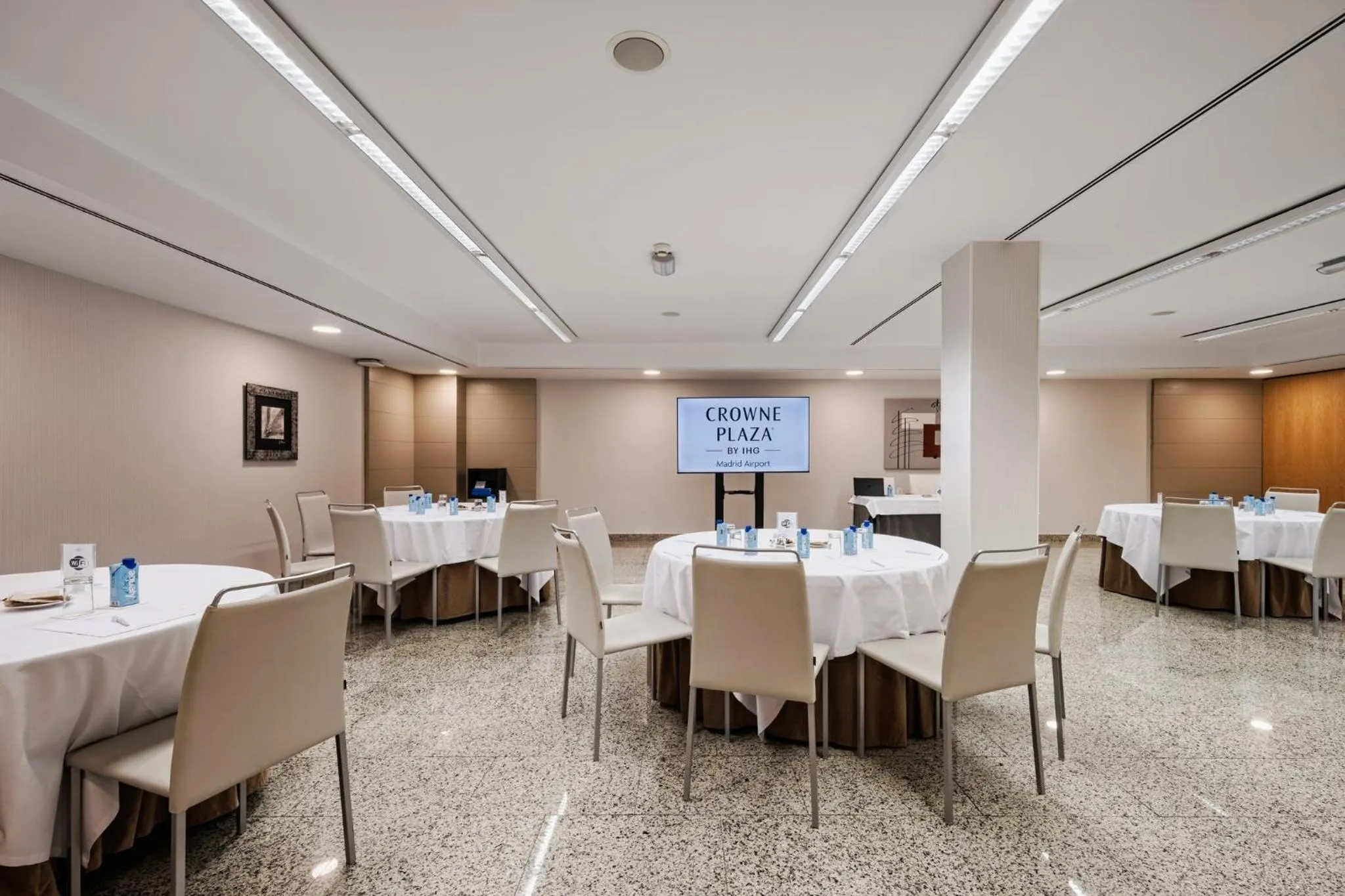 Restaurant/places to eat in Hotel Crowne Plaza Madrid Airport