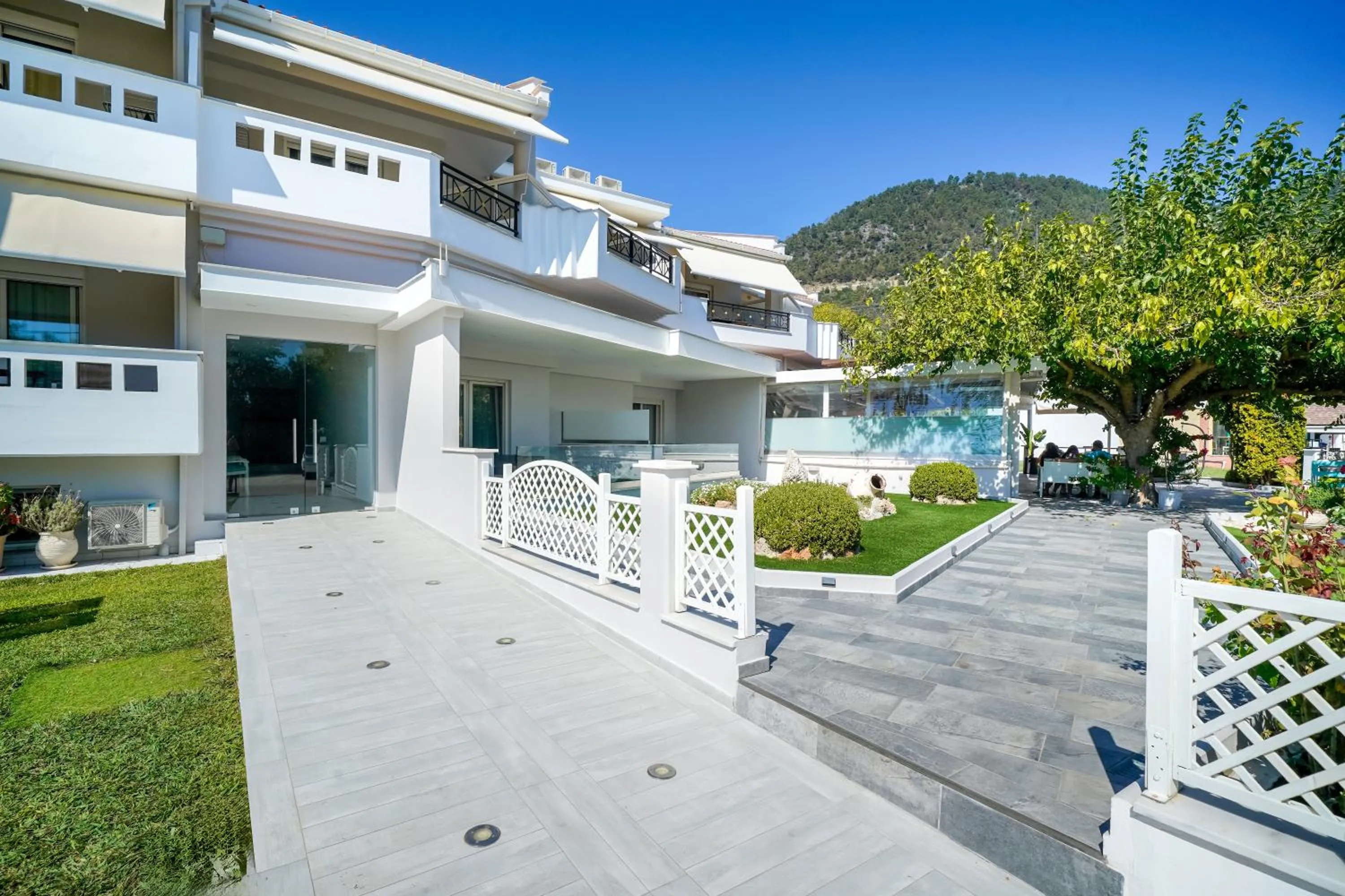 Nikolas Studios