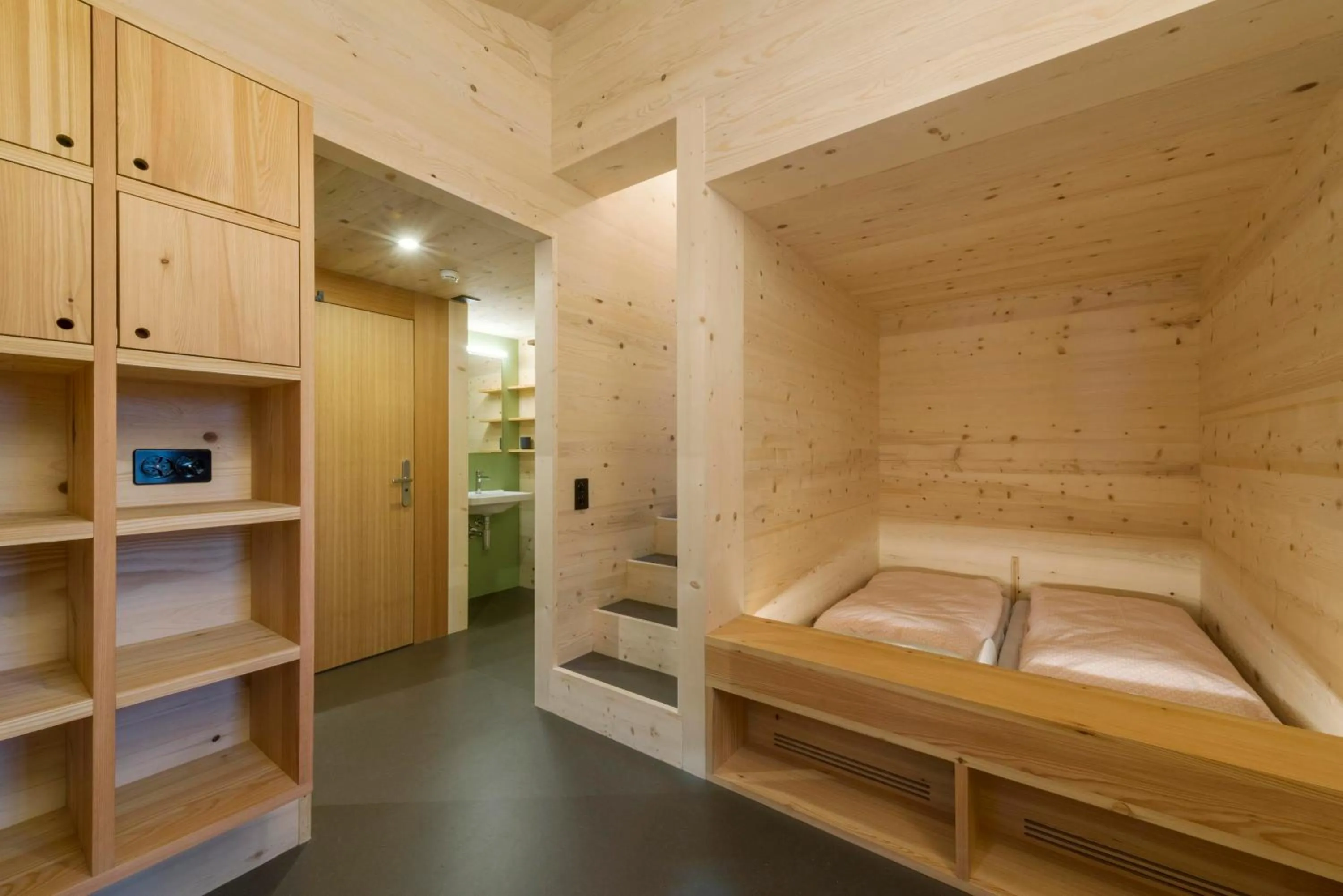 Shower, Bed in Jugendherberge Trin