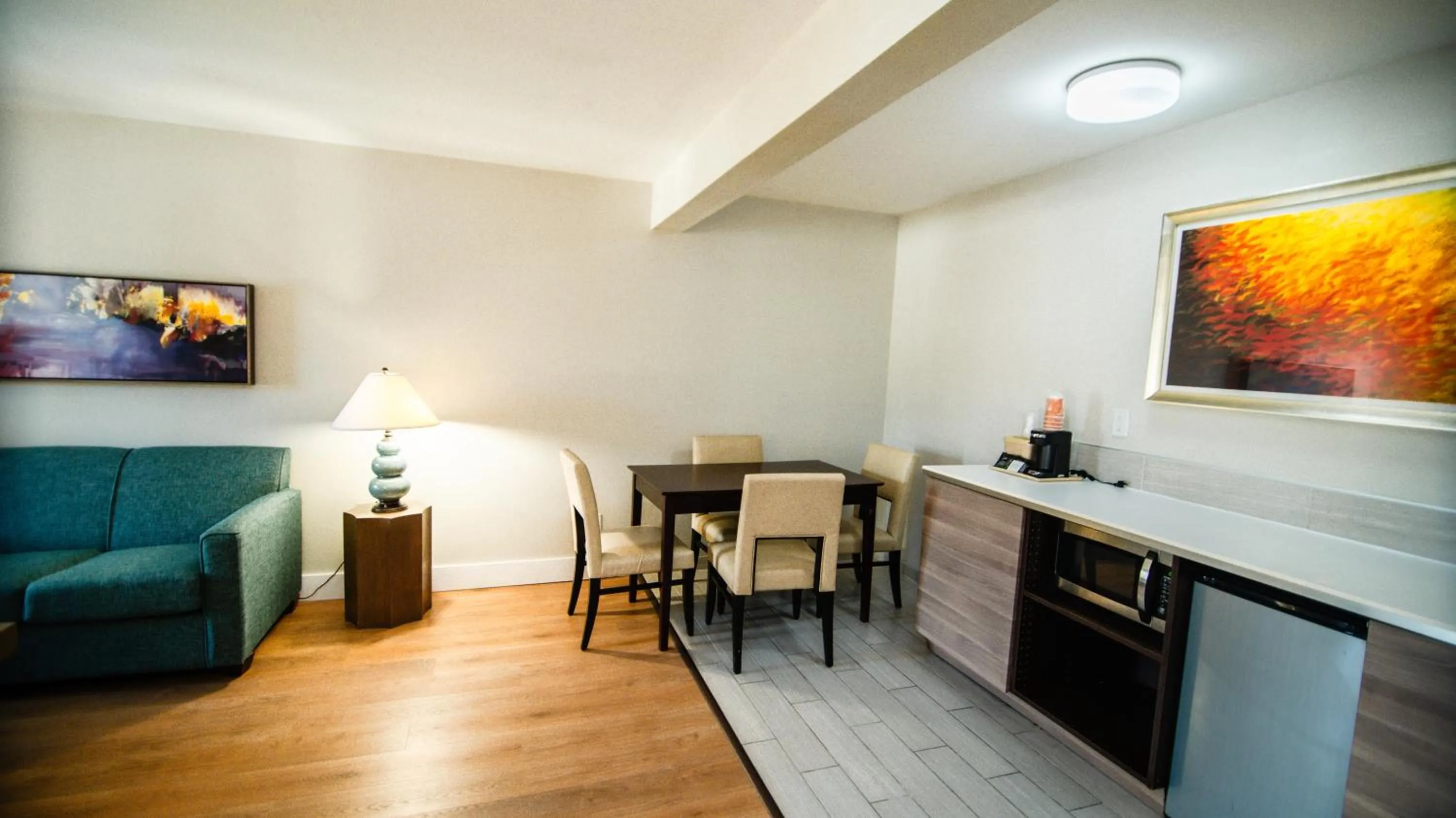 Seating area in Quality Inn & Suites By the Parks