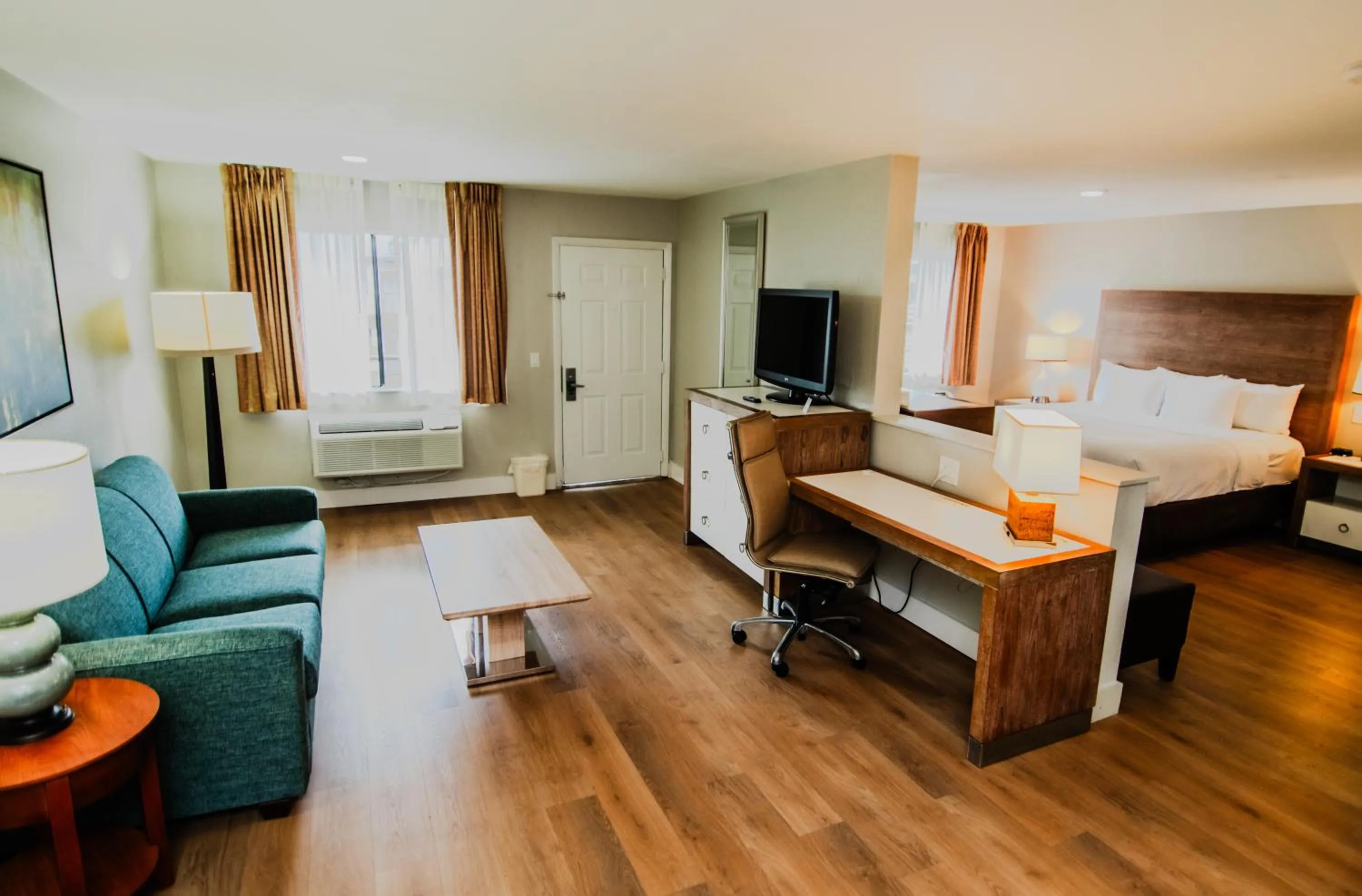 Living room, Bed in Quality Inn & Suites By the Parks