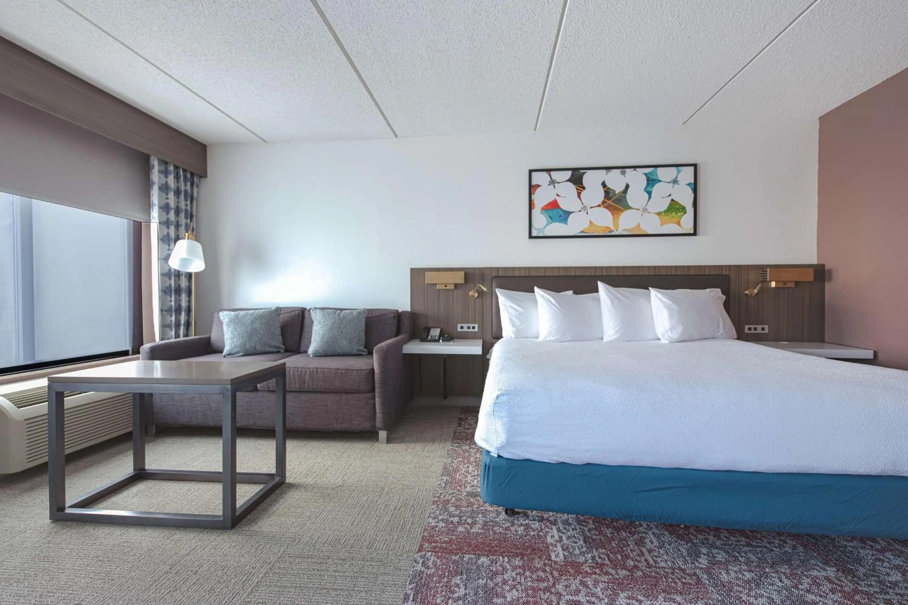 Living room, Bed in Hilton Garden Inn Newport News