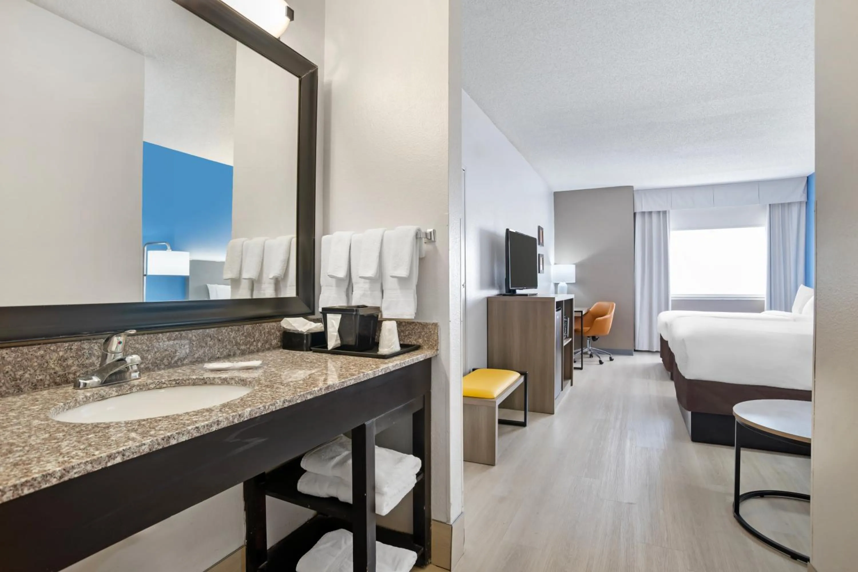 Bathroom, Bed in Comfort Inn & Suites Crystal Inn Sportsplex