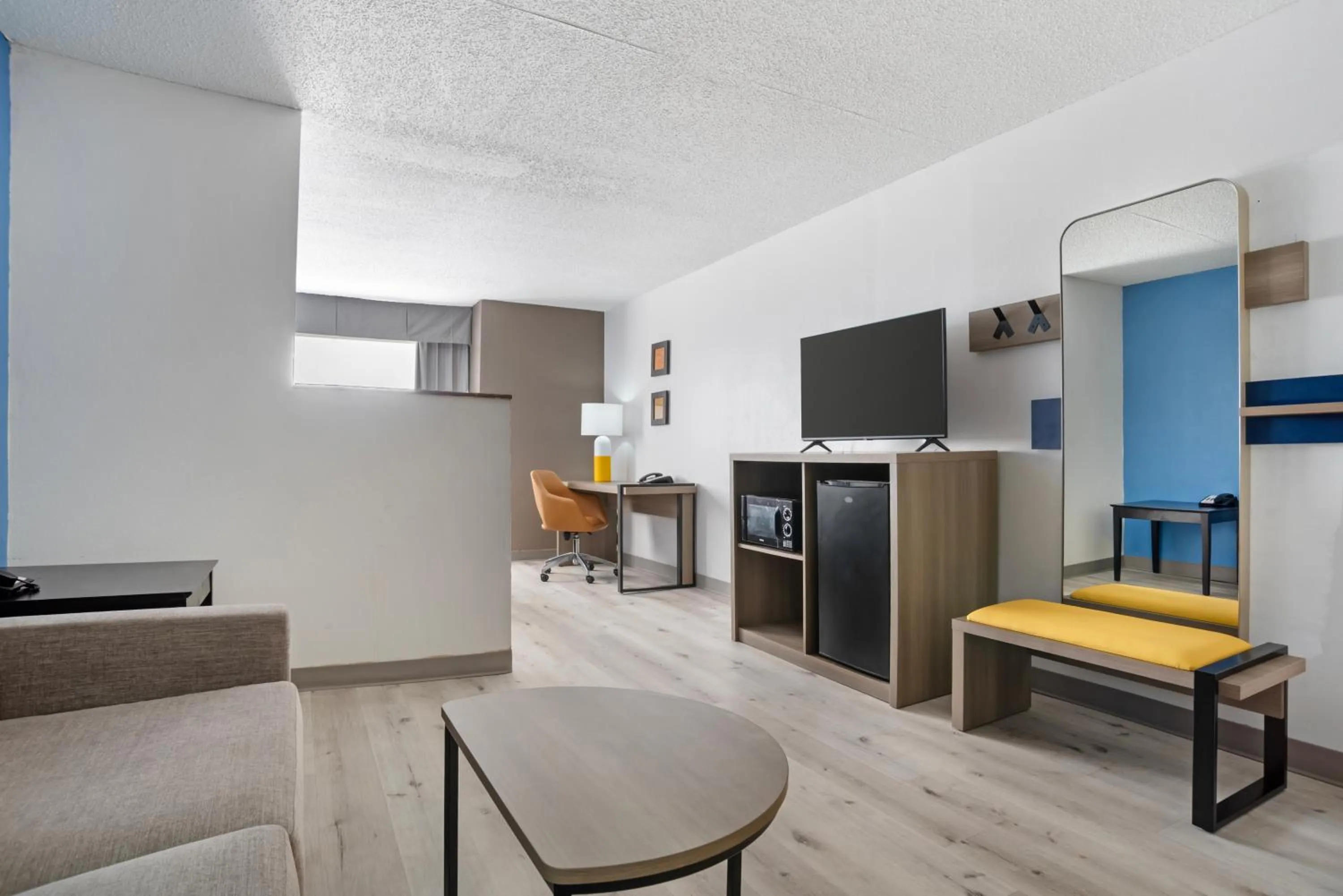 TV and multimedia in Comfort Inn & Suites Crystal Inn Sportsplex