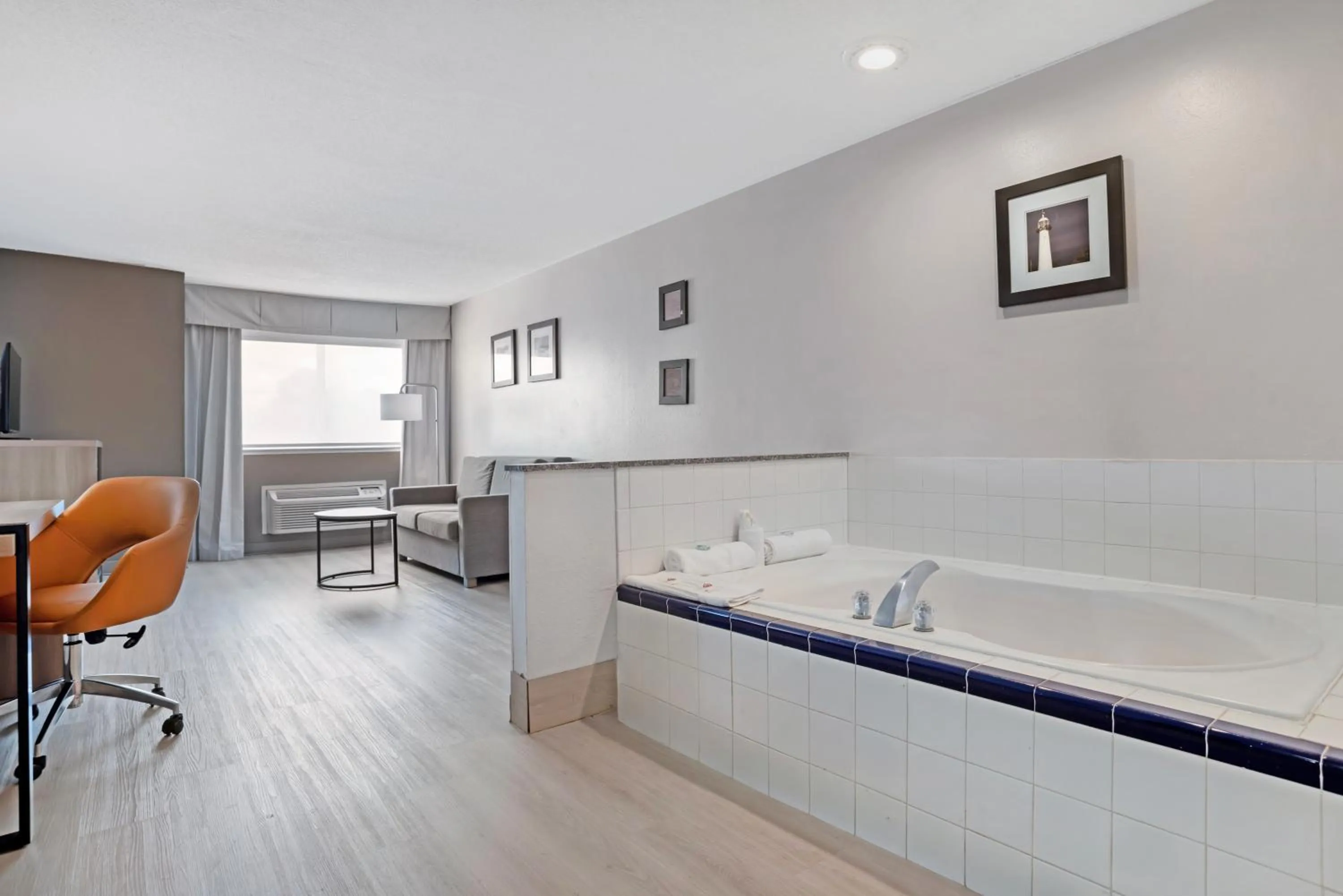 Hot Tub in Comfort Inn & Suites Crystal Inn Sportsplex