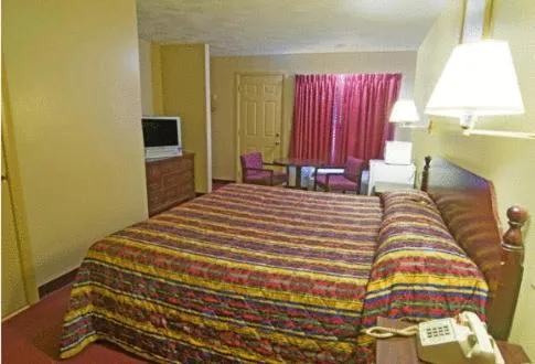Bed in Rumford Motor Inn