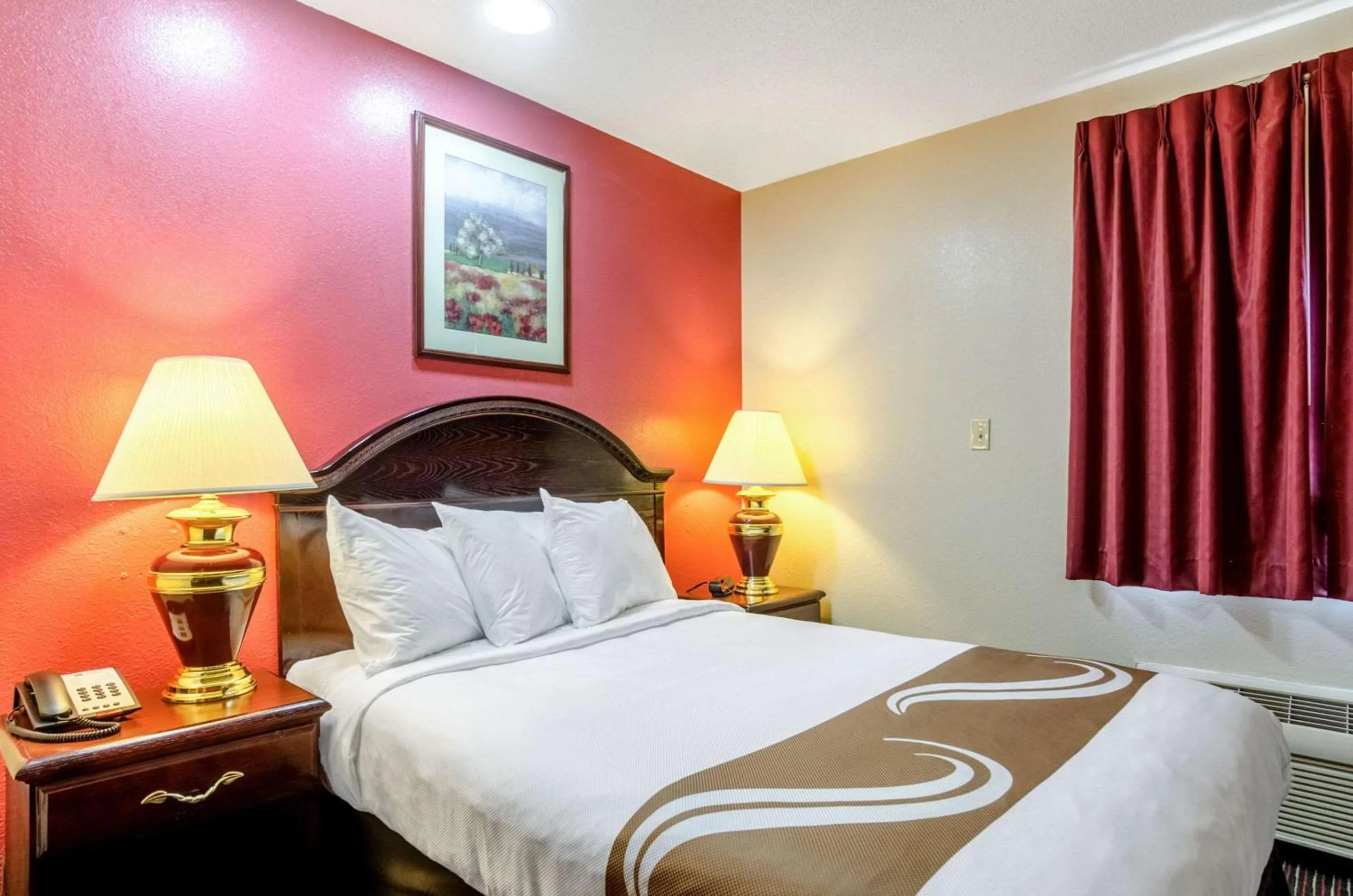 Photo of the whole room, Bed in Quality Inn South