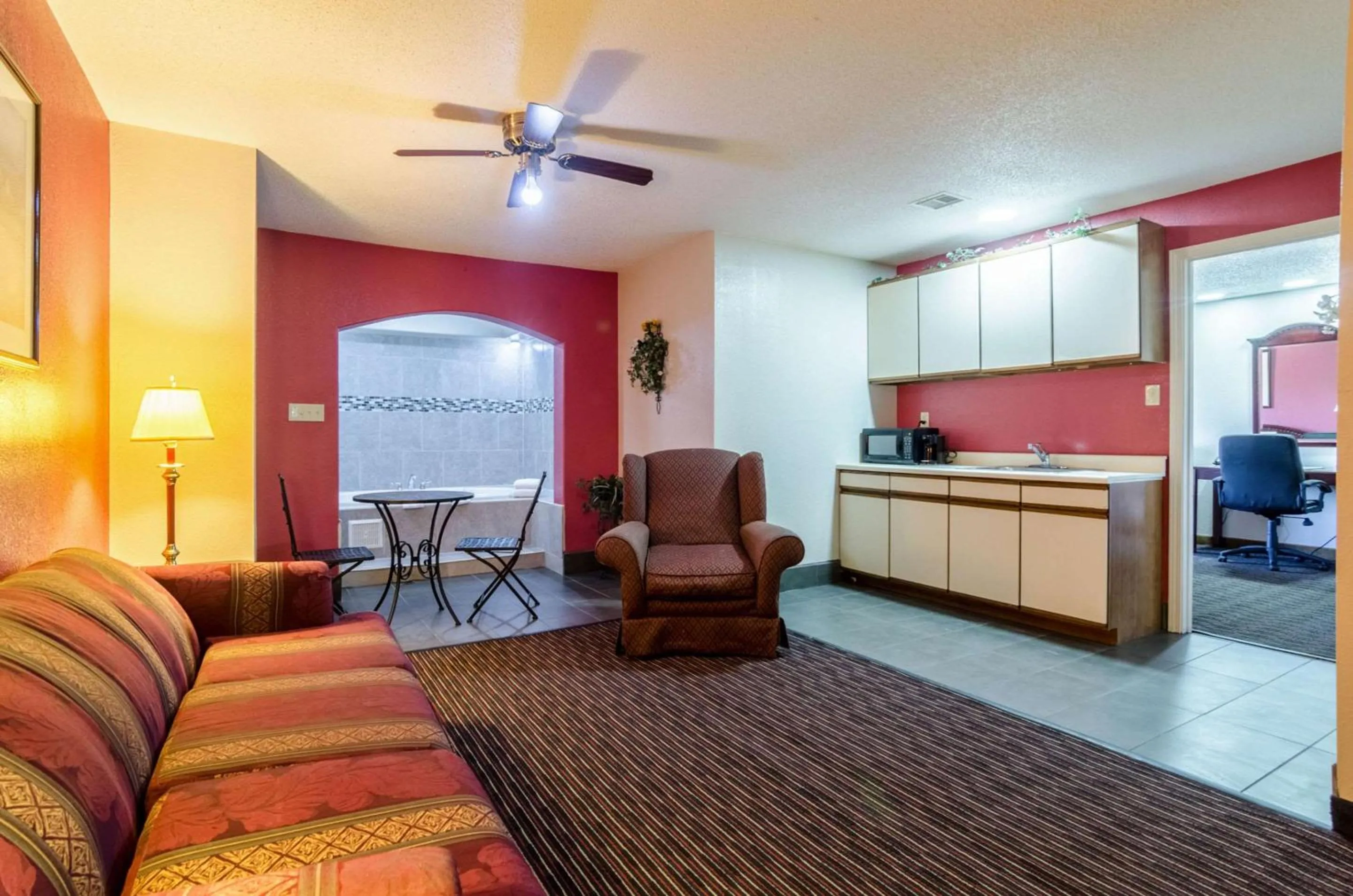 Photo of the whole room in Quality Inn South