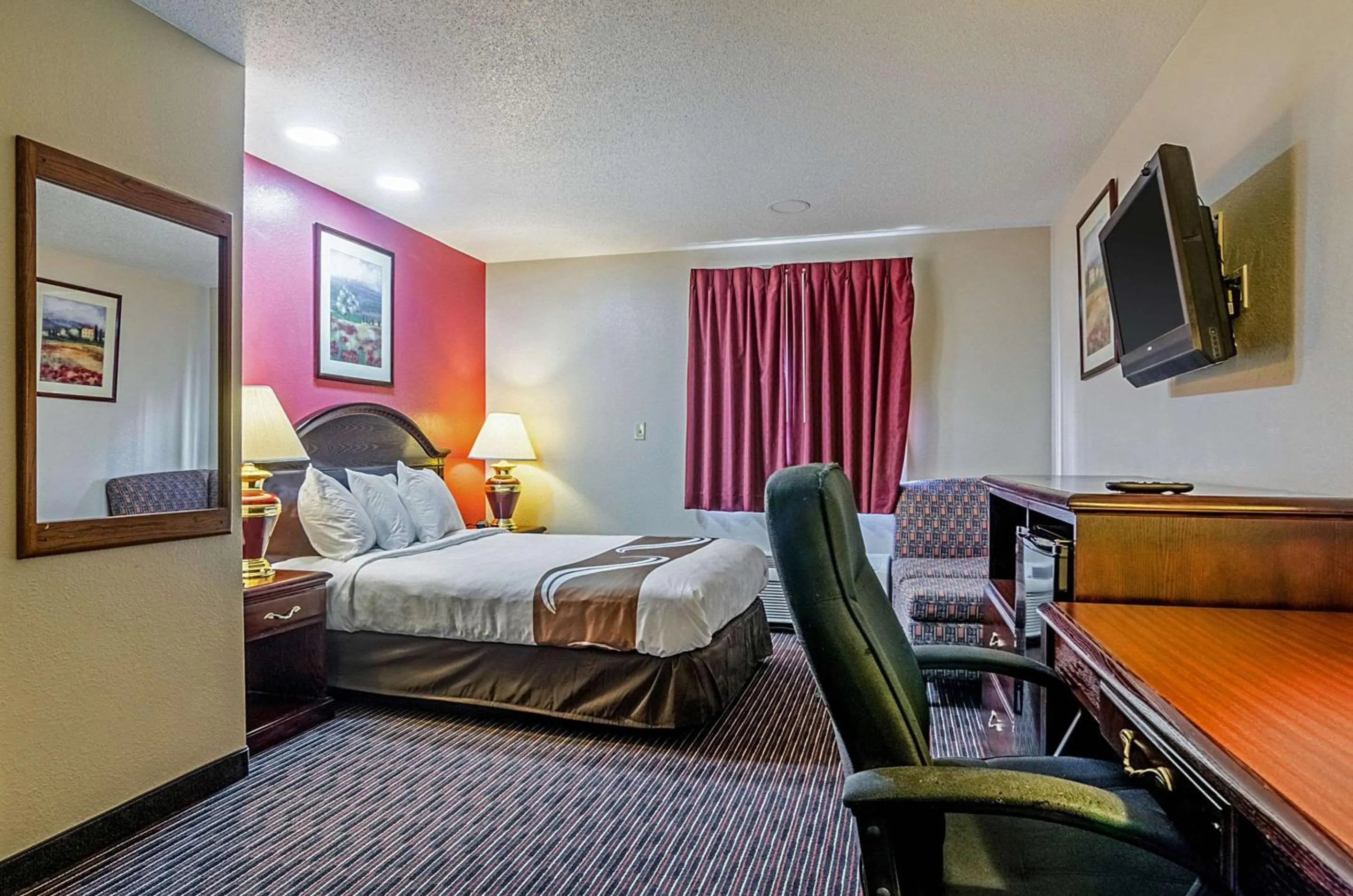 Photo of the whole room, Bed in Quality Inn South