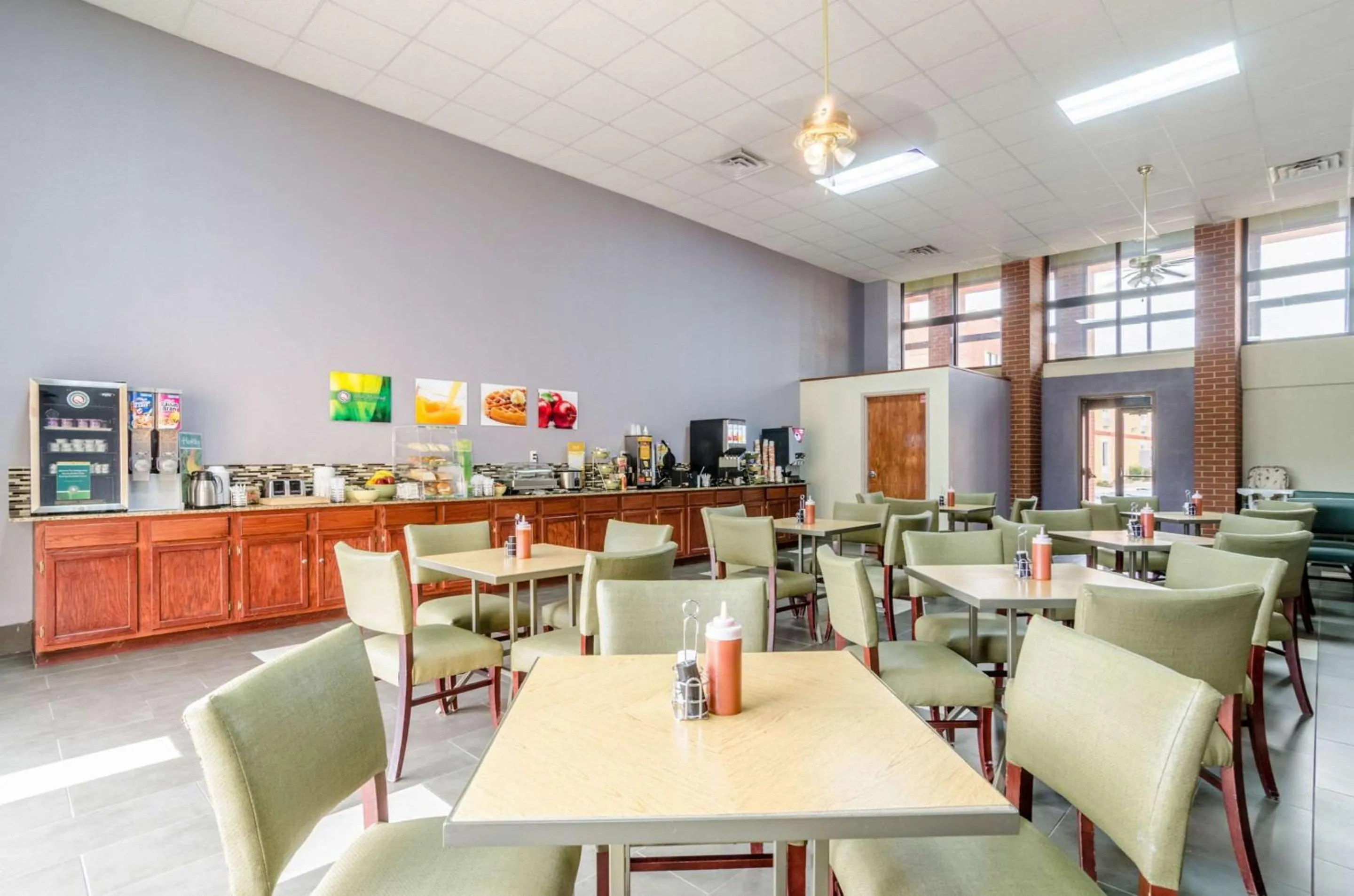 Restaurant/places to eat in Quality Inn South