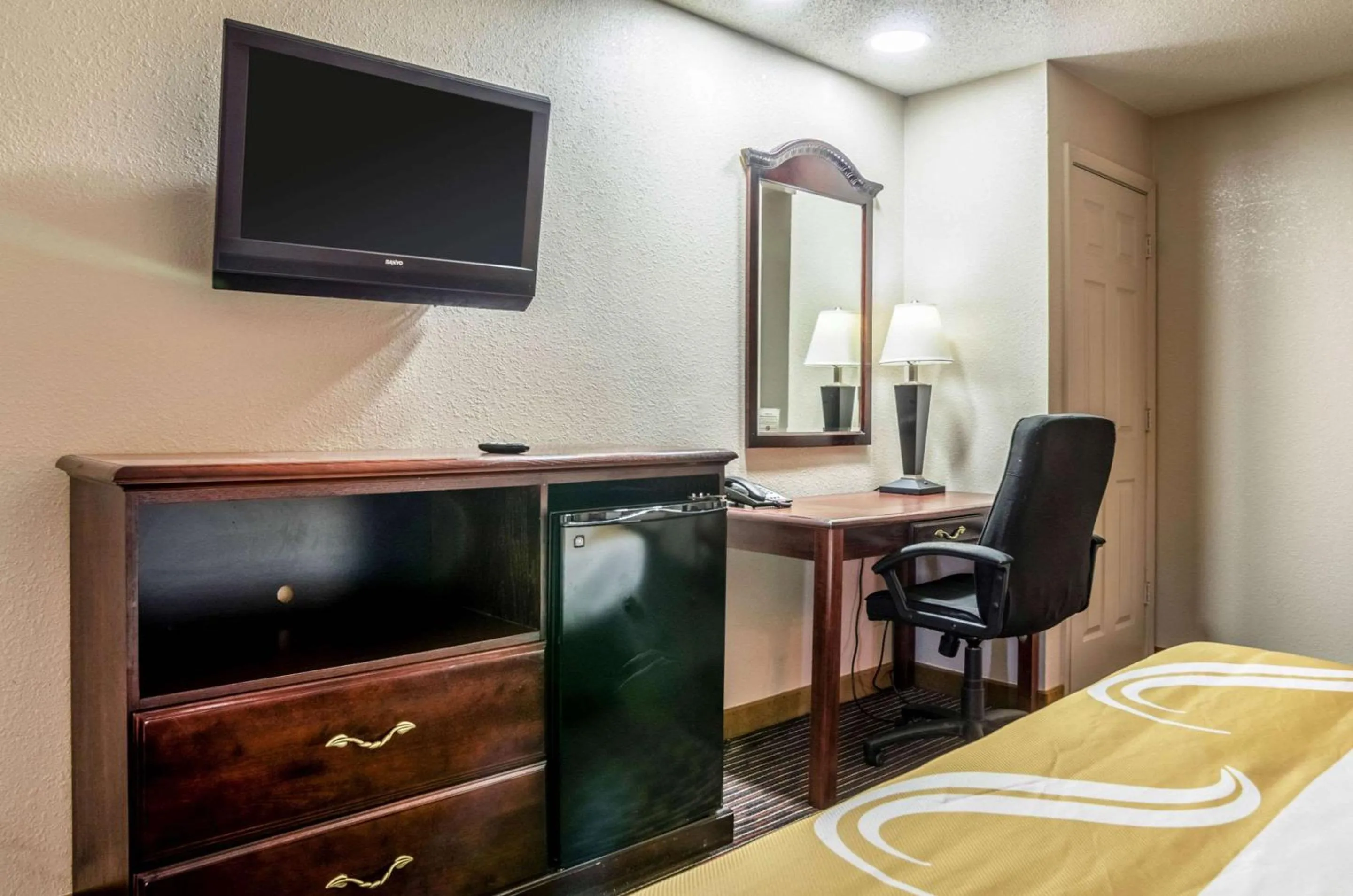 Photo of the whole room in Quality Inn South