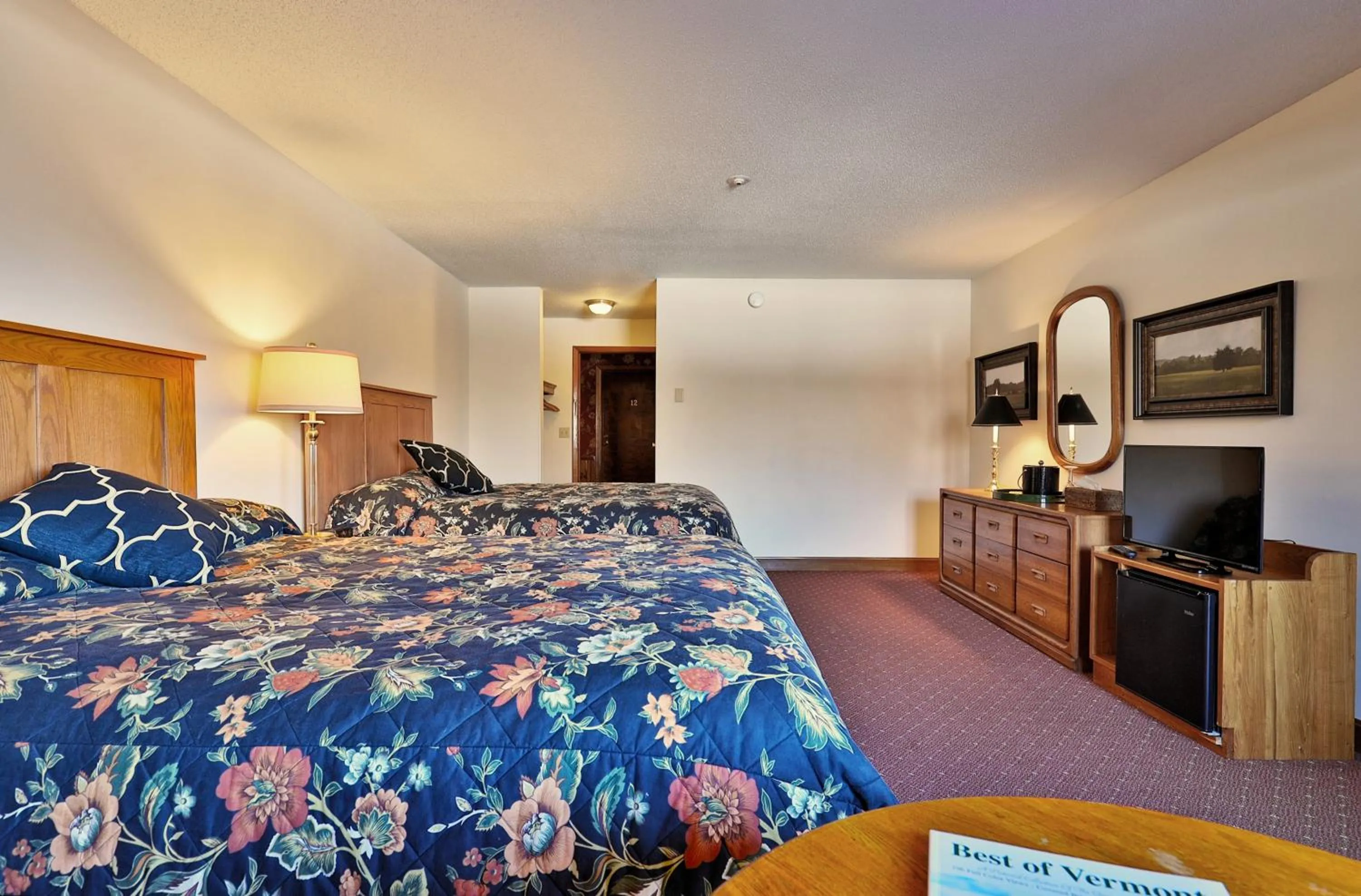 Property building, Bed in Greenbrier Inn Killington