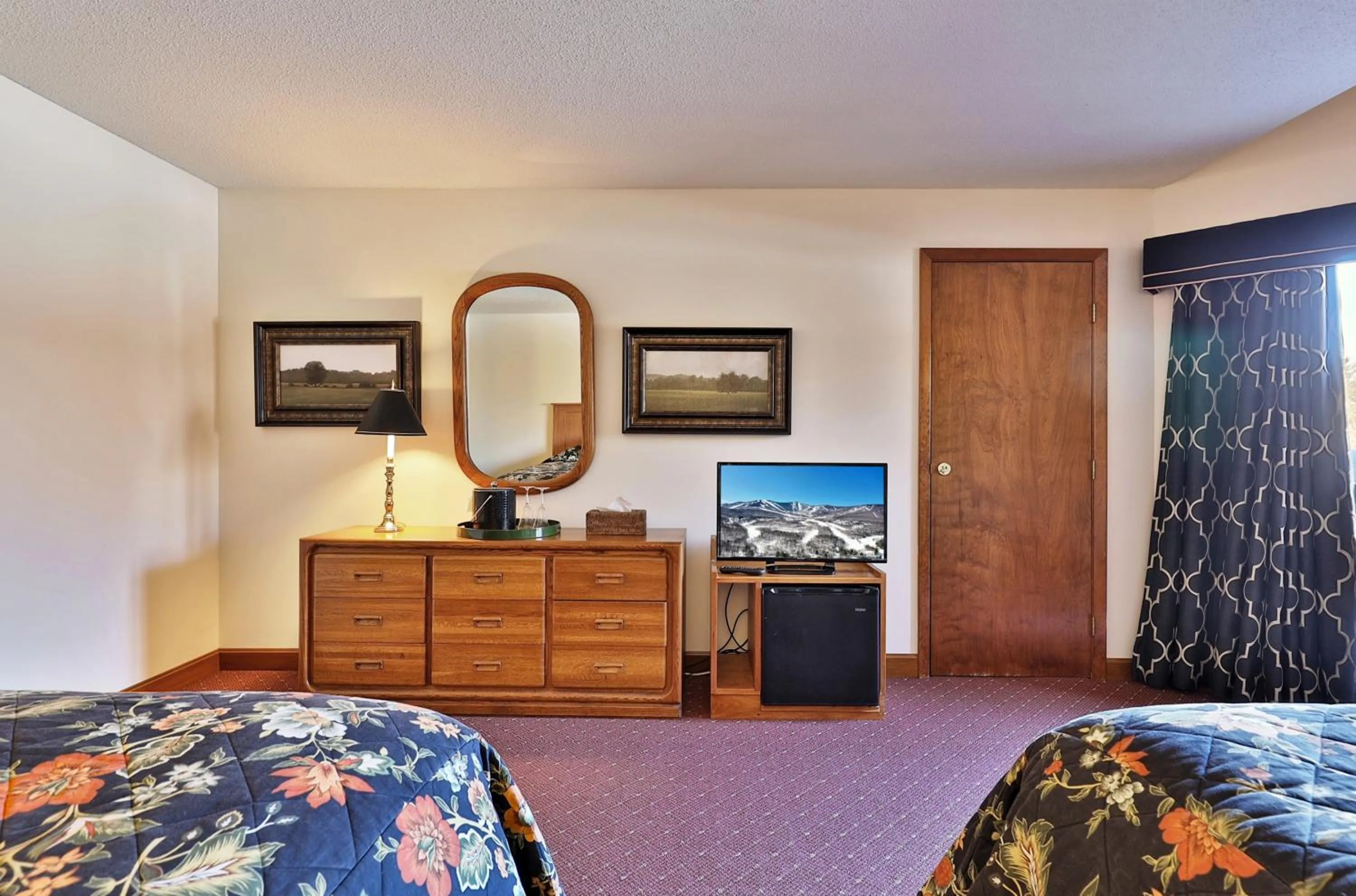 Property building, Bed in Greenbrier Inn Killington