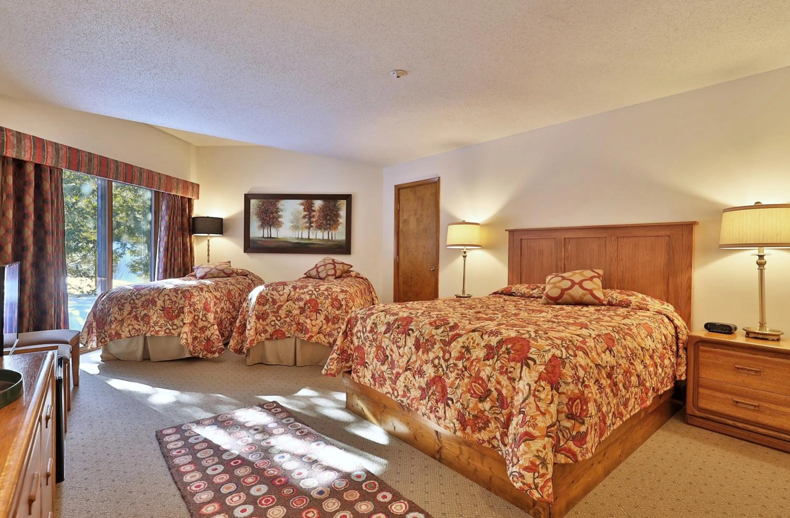 Property building, Bed in Greenbrier Inn Killington