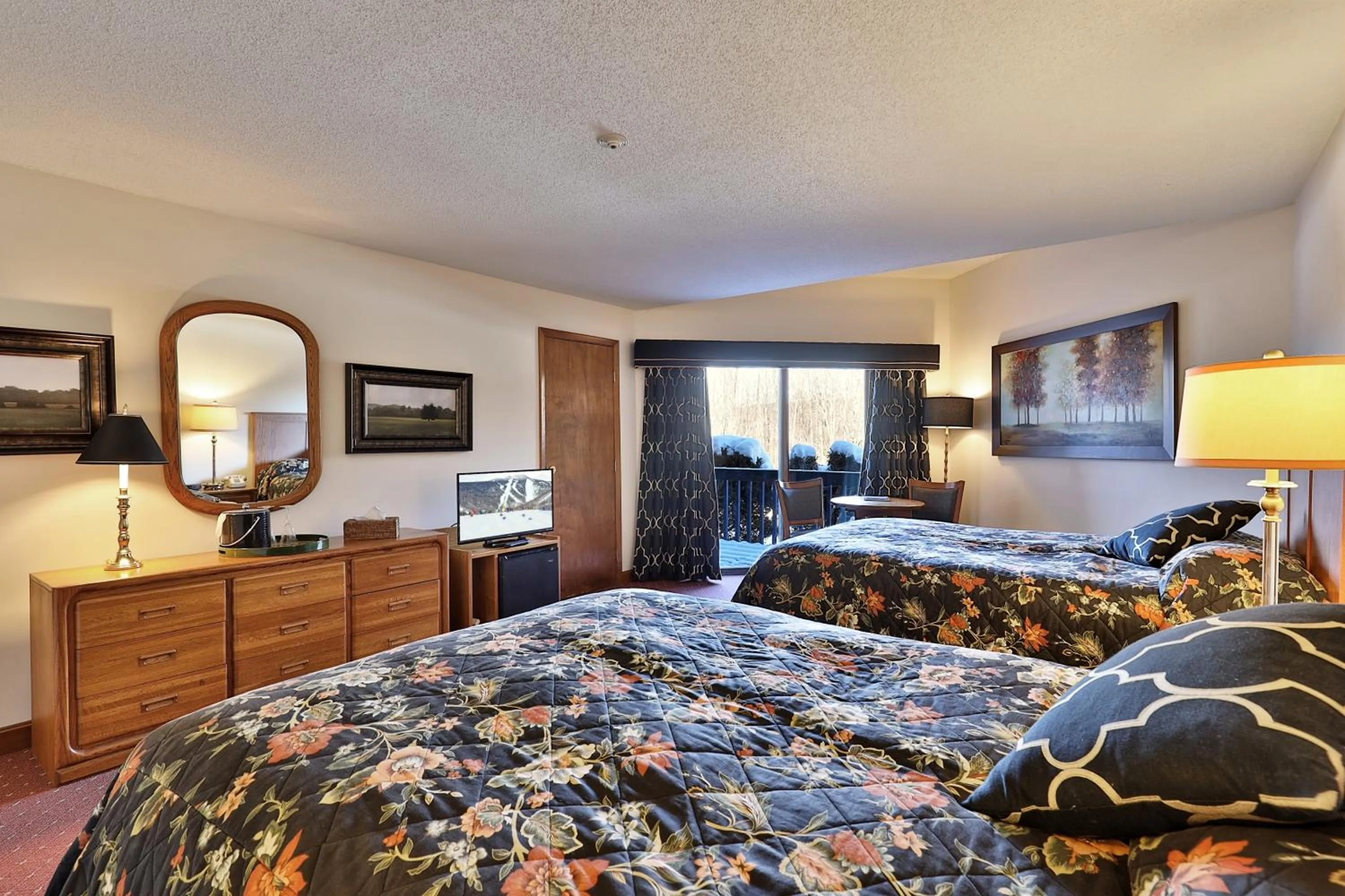 Property building, Bed in Greenbrier Inn Killington