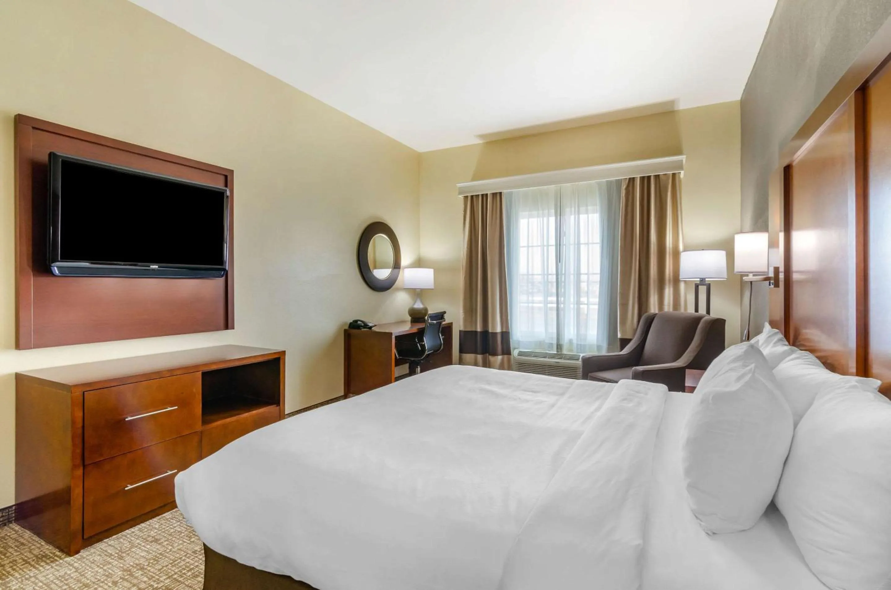 Bedroom, Bed in Comfort Inn & Suites near Bethel College