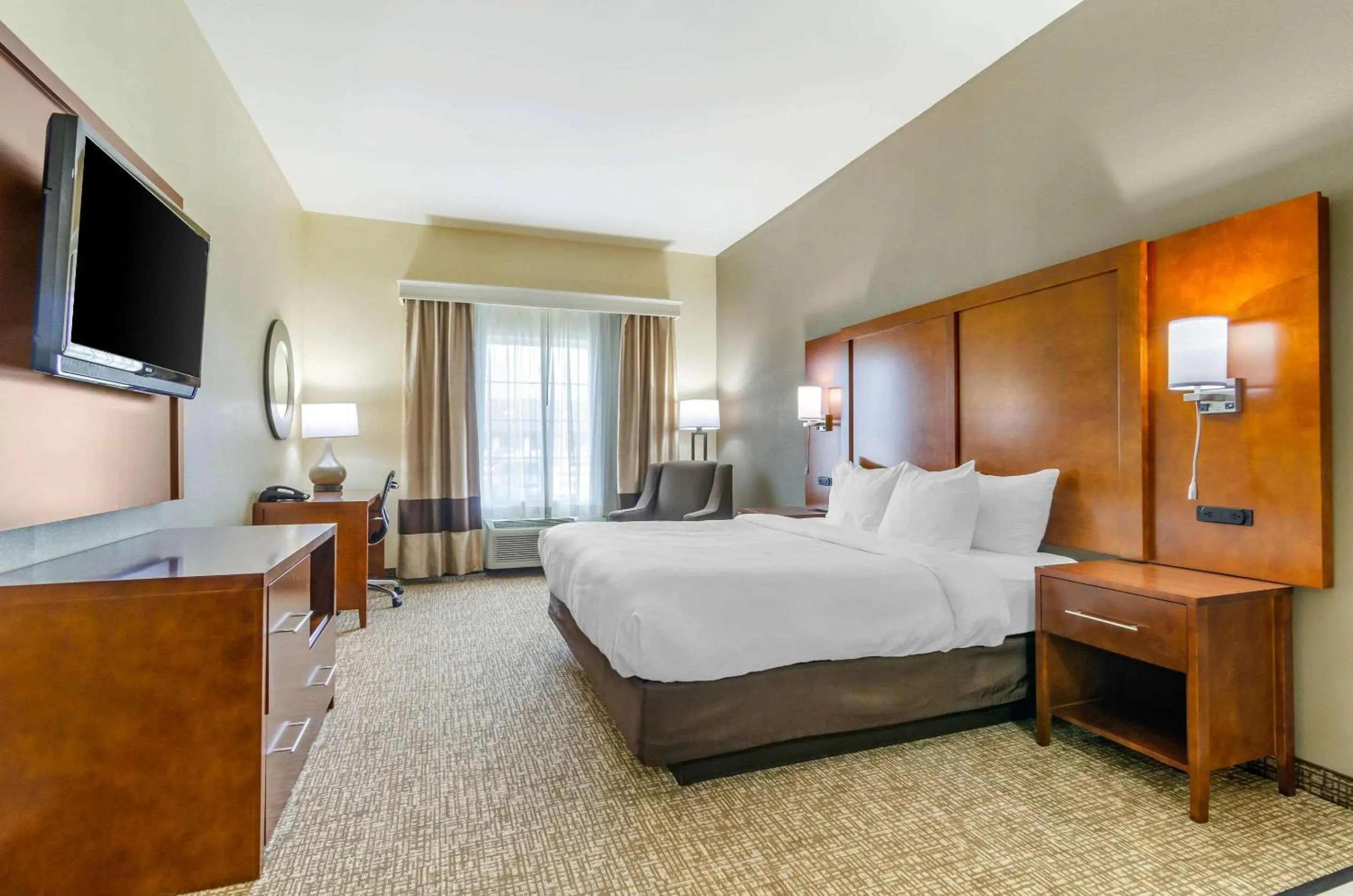 Bedroom, Bed in Comfort Inn & Suites near Bethel College