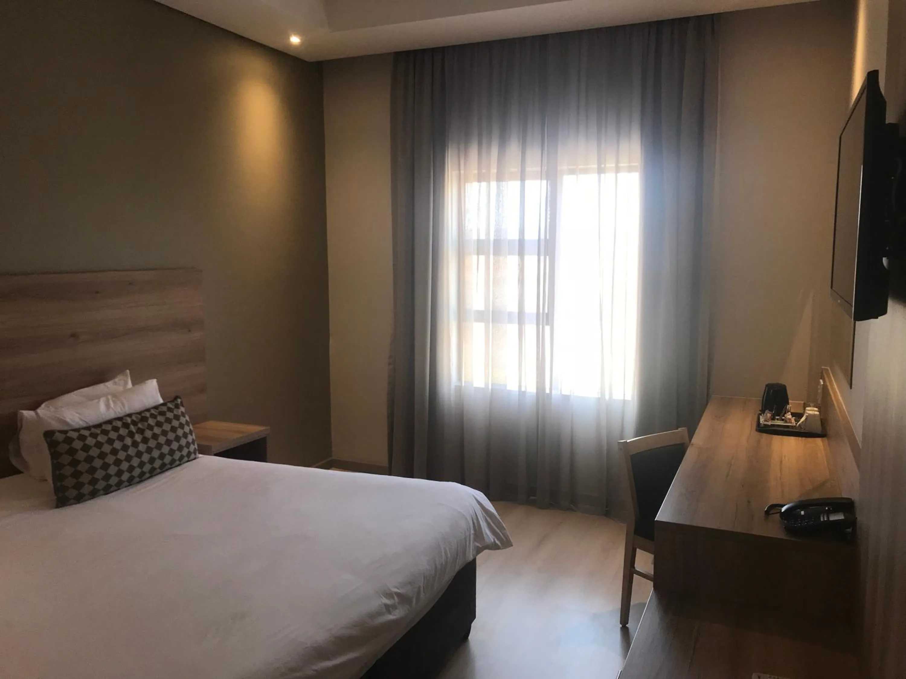 Bedroom, Bed in Regal Inn Hotel Midrand