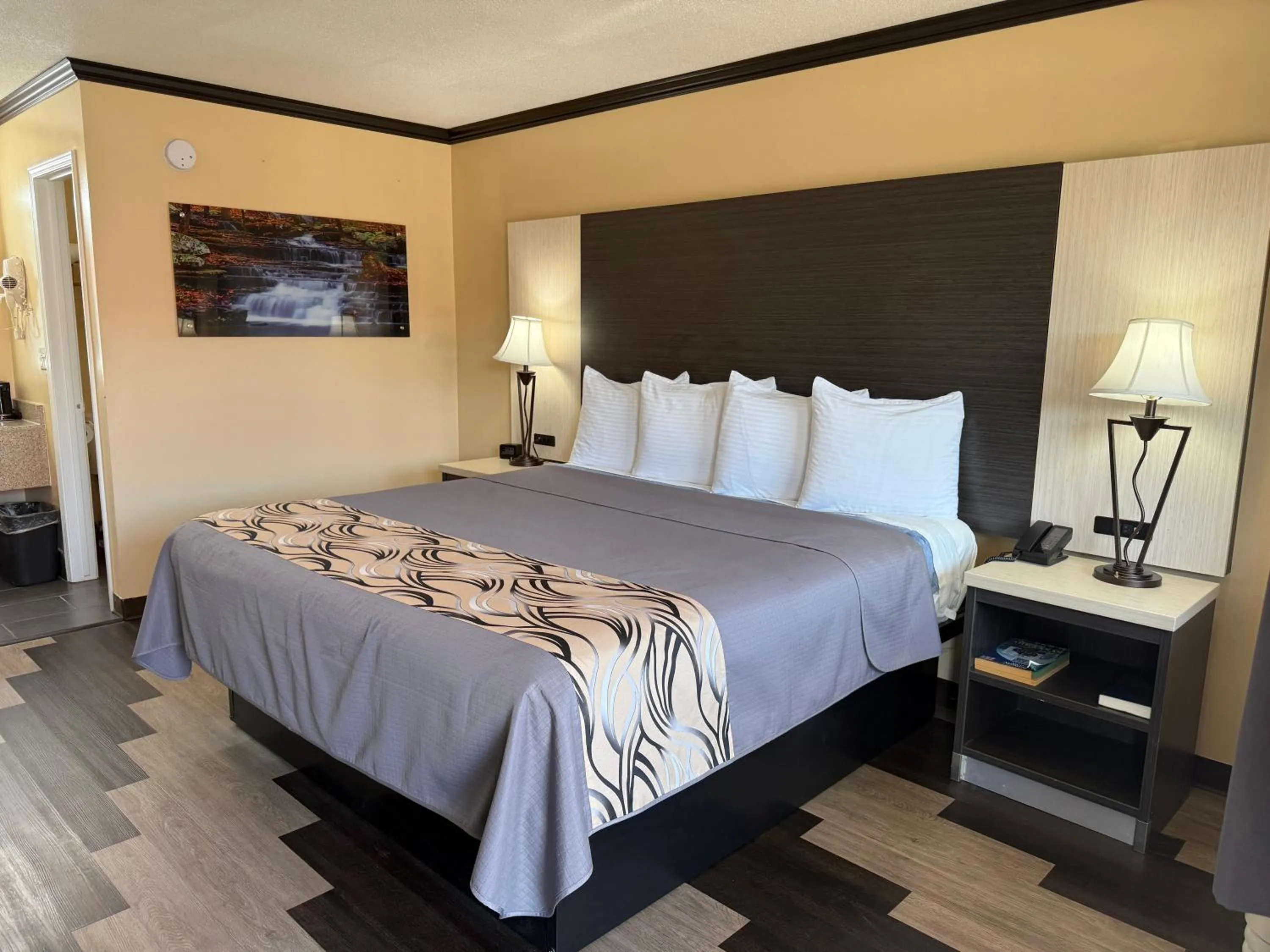 Bed in Regency 7 Motel