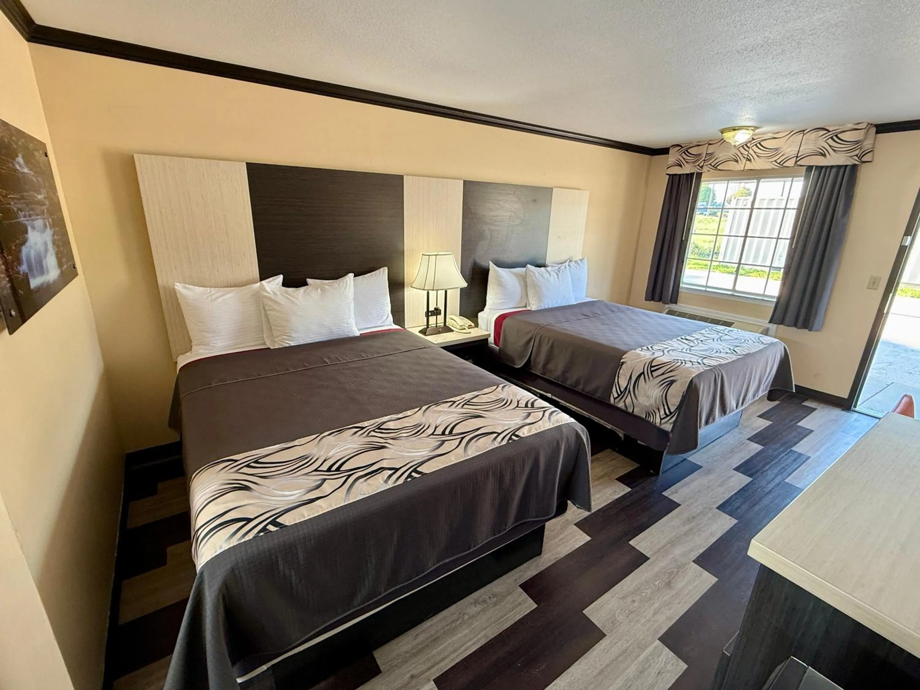 Bed in Regency 7 Motel