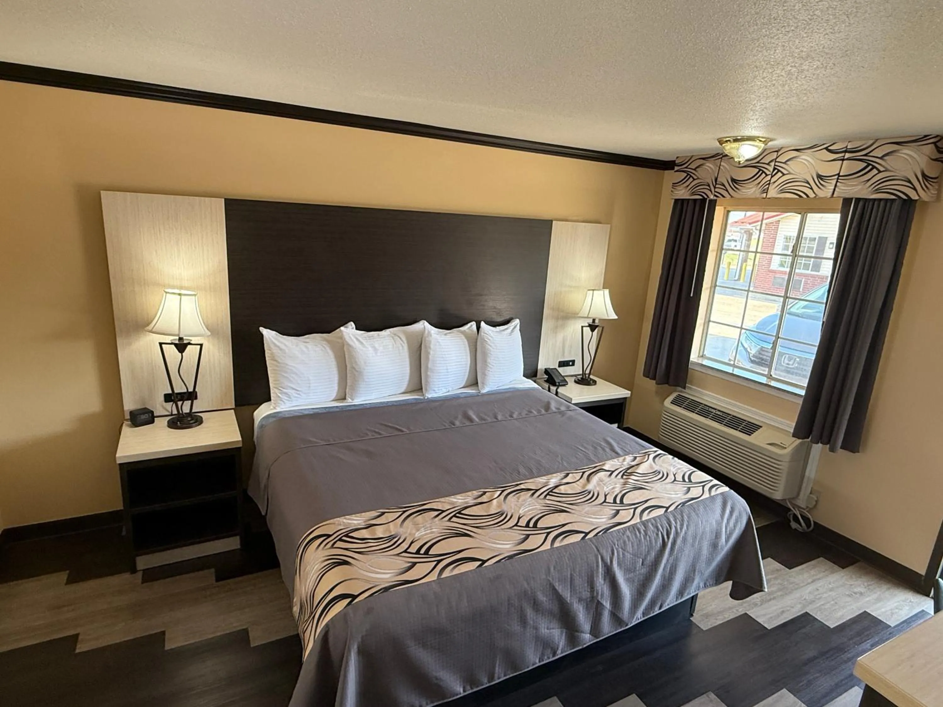 Bed in Regency 7 Motel