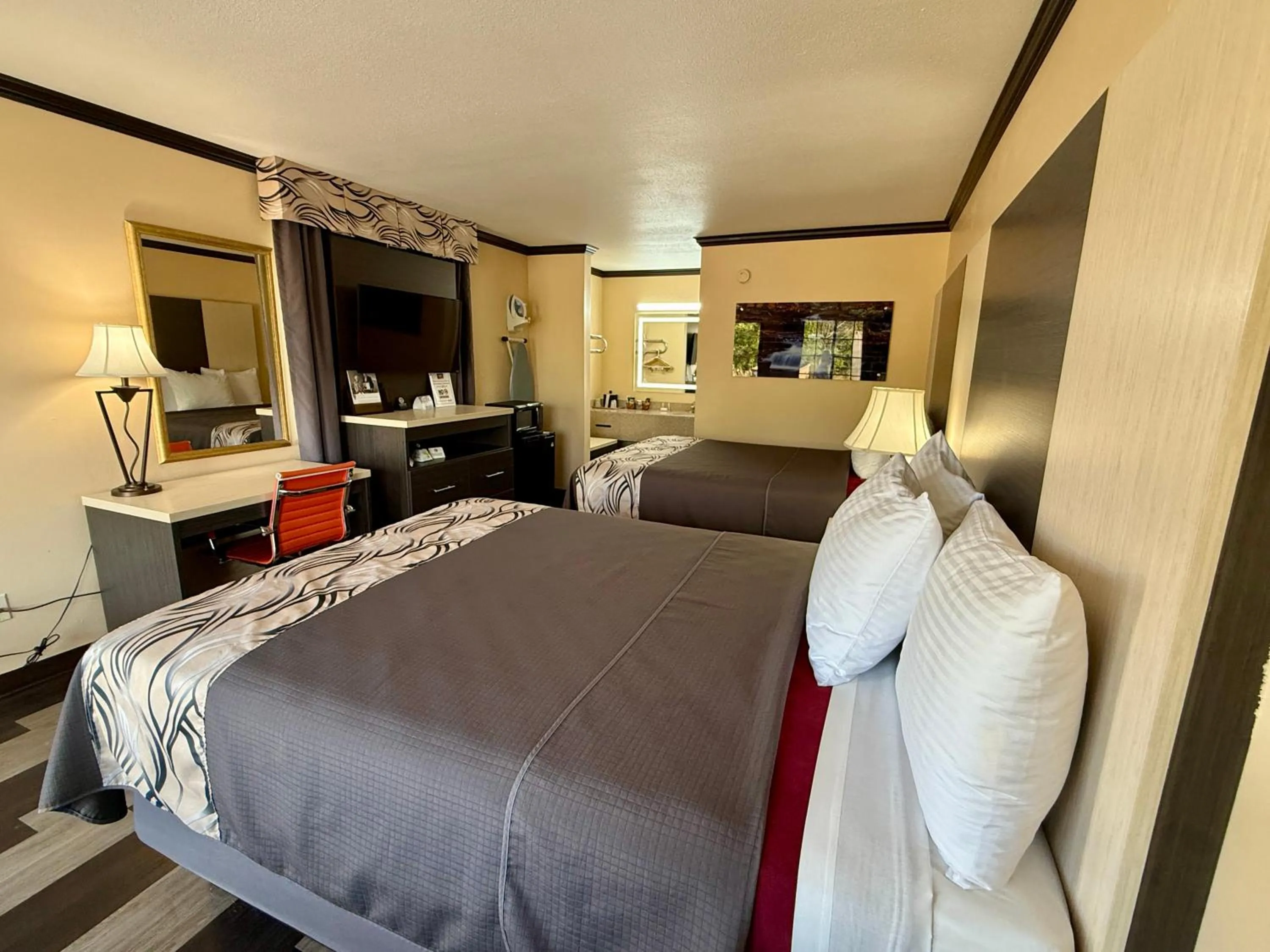 Bed in Regency 7 Motel