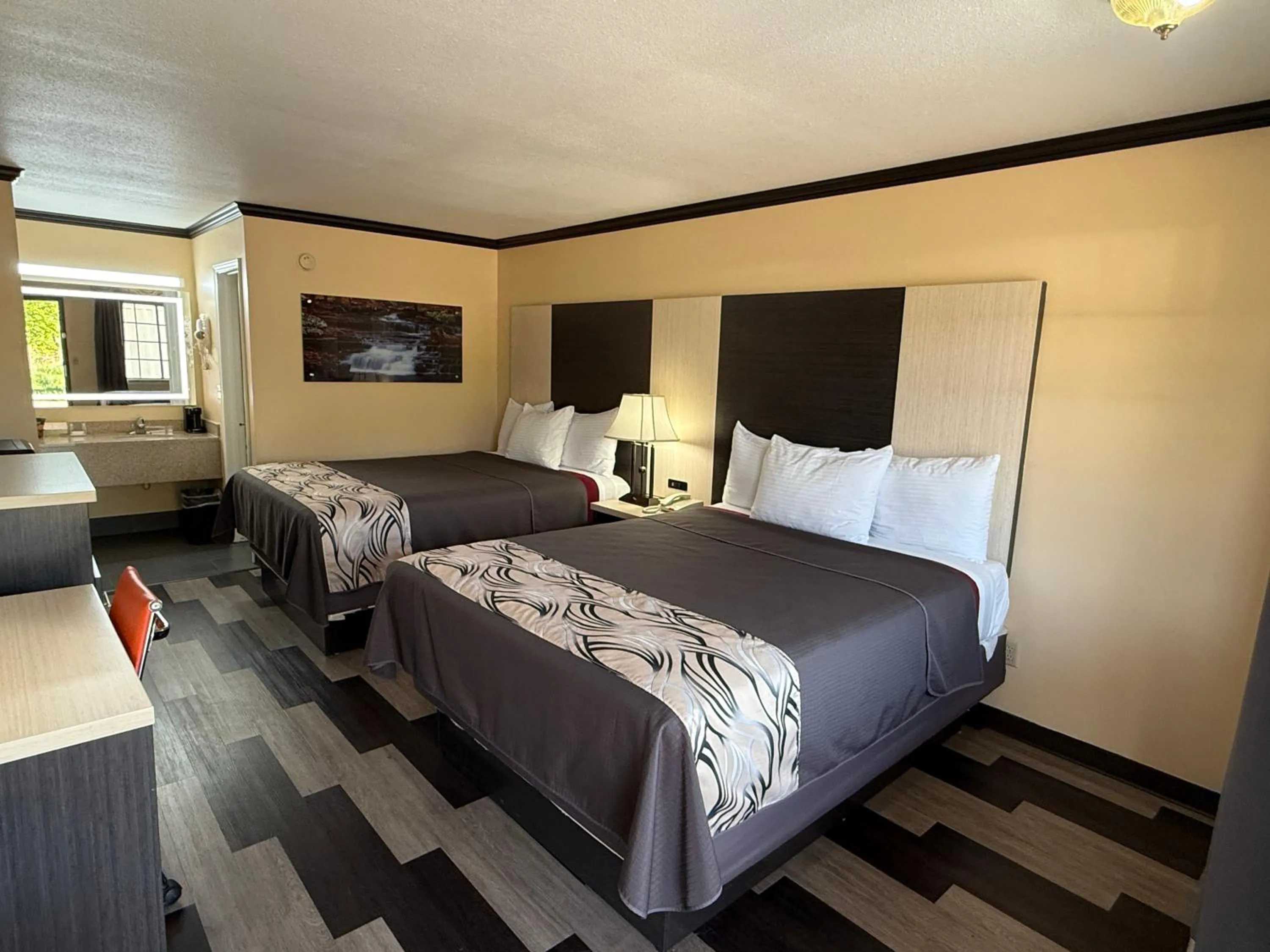 Bed in Regency 7 Motel