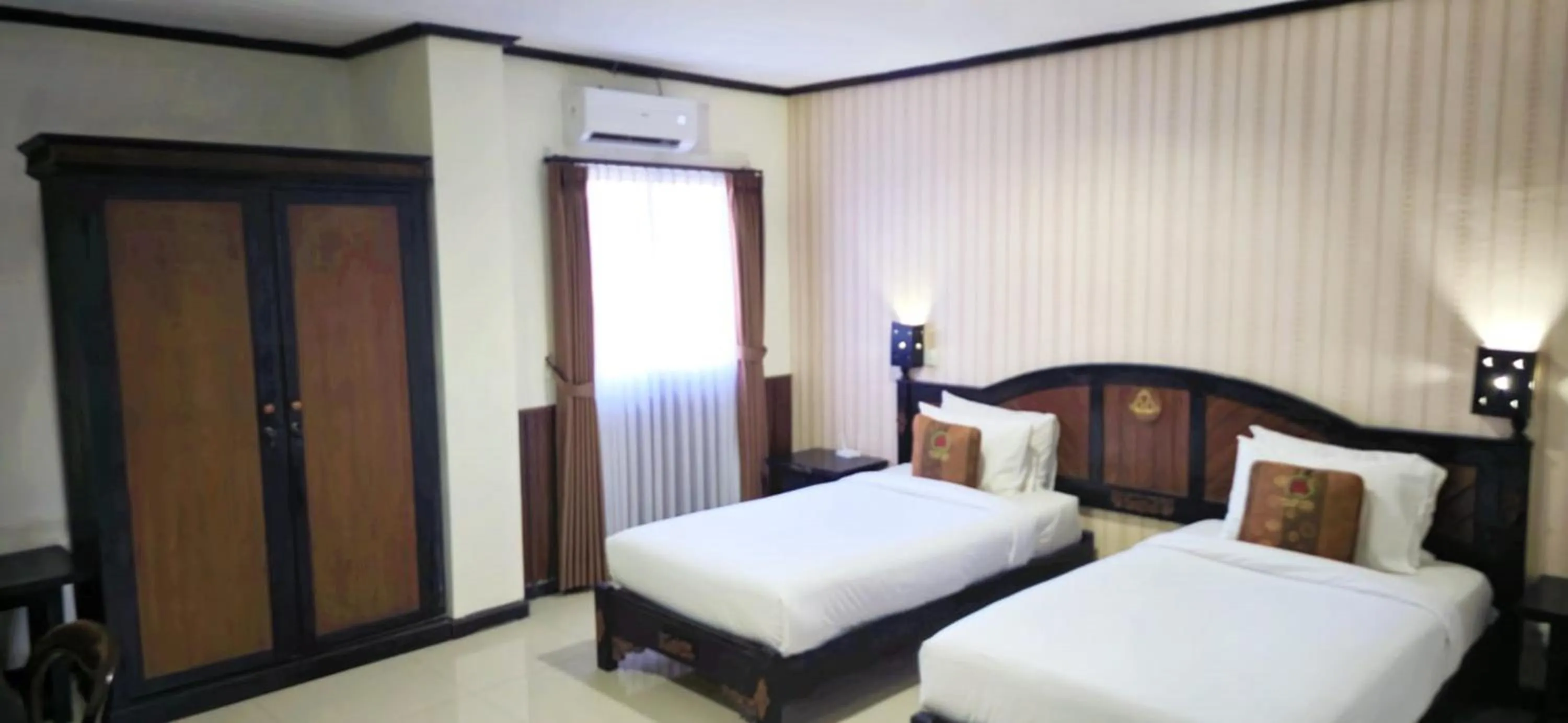 Property building, Bed in Stana Puri Gopa Hotel