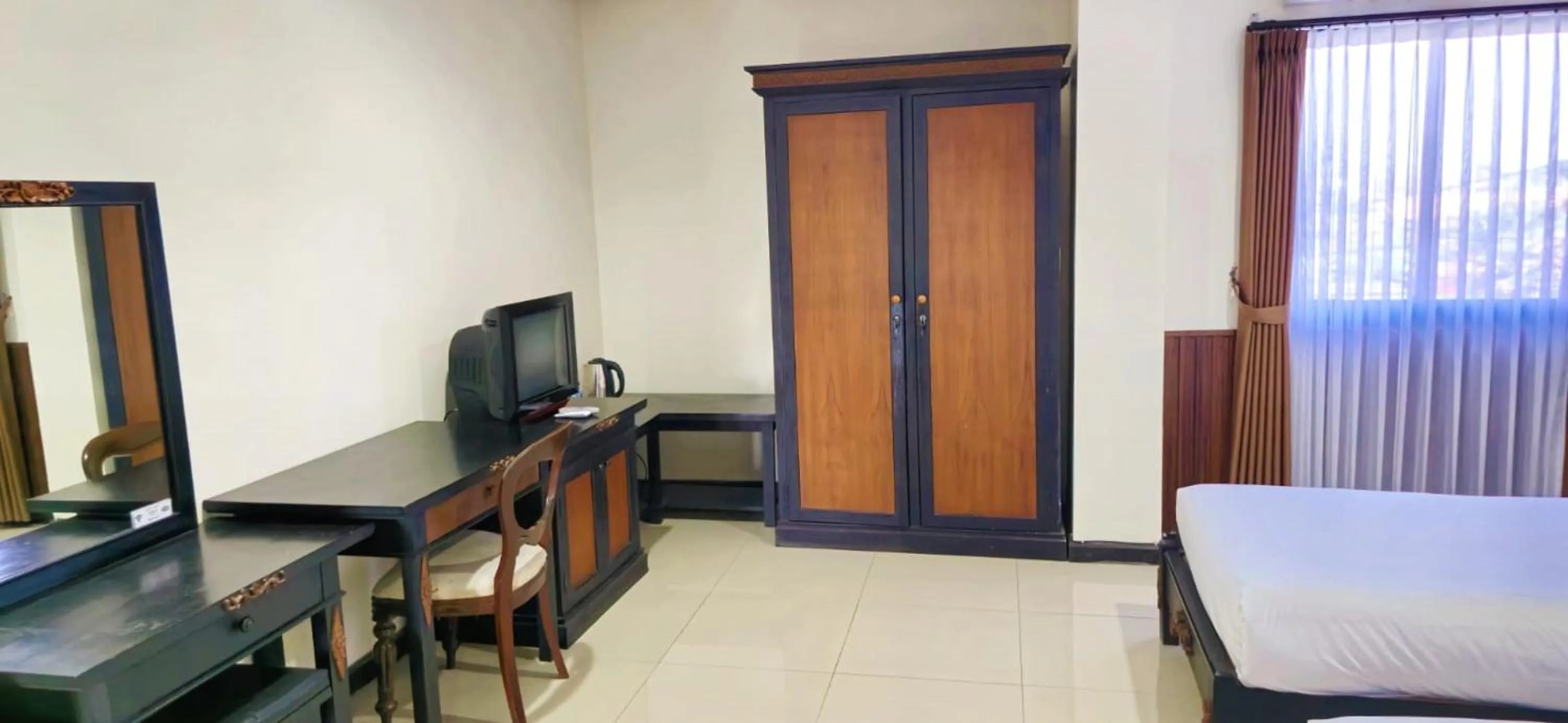 Property building, Bed in Stana Puri Gopa Hotel