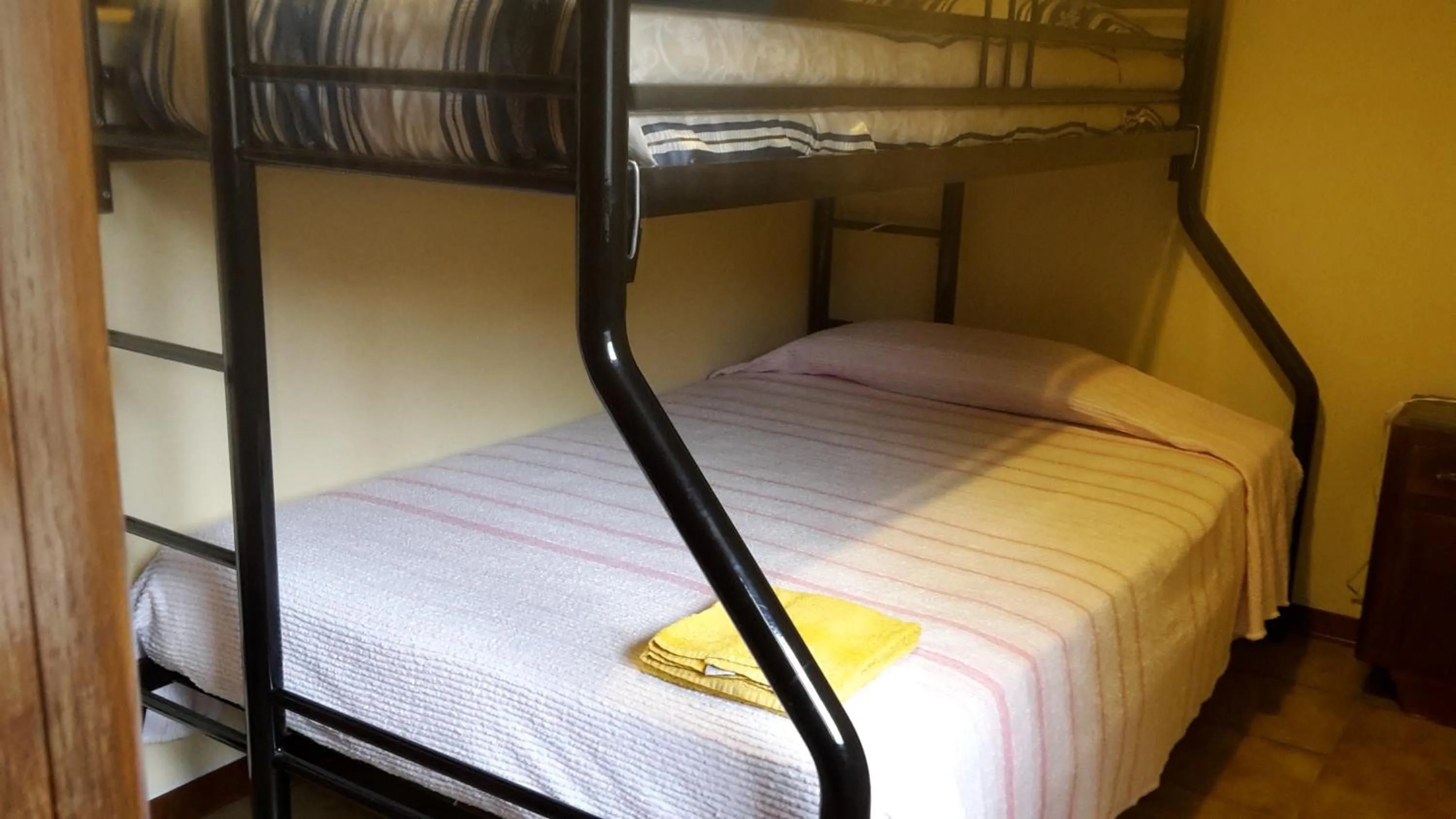 bunk bed, Bed in Gessy's