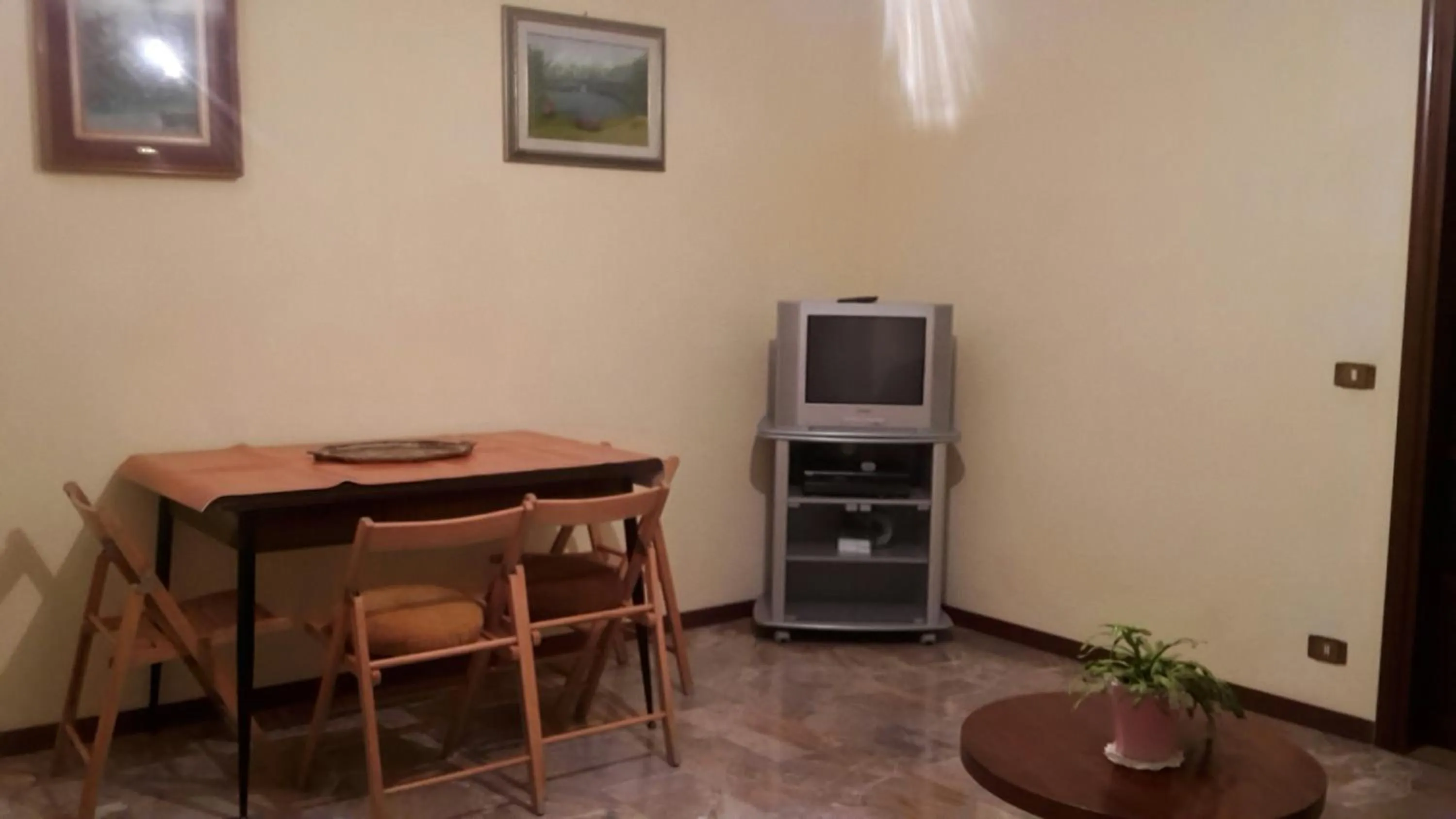 Communal lounge/ TV room in Gessy's