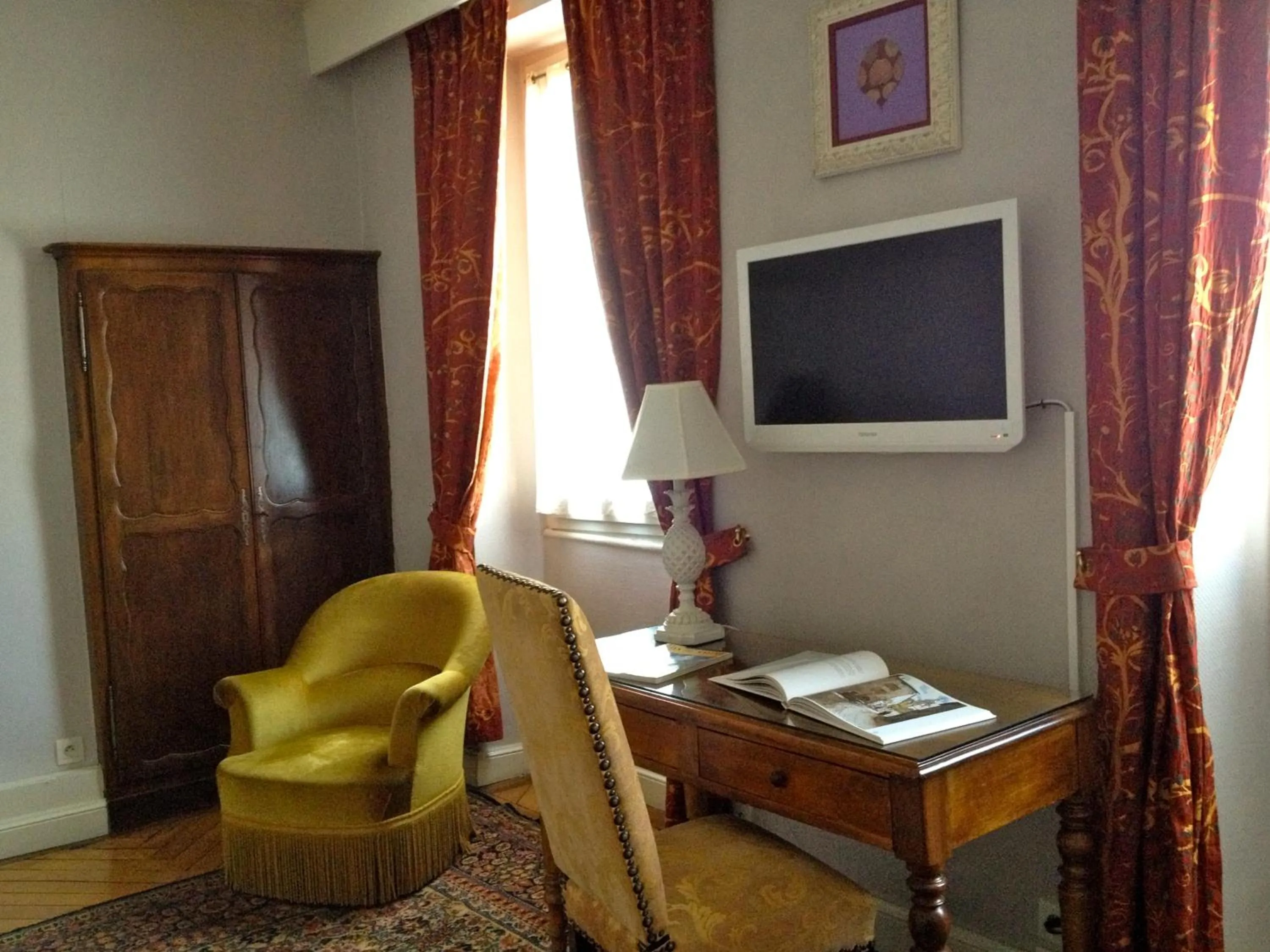 TV and multimedia in Hôtel Restaurant Million