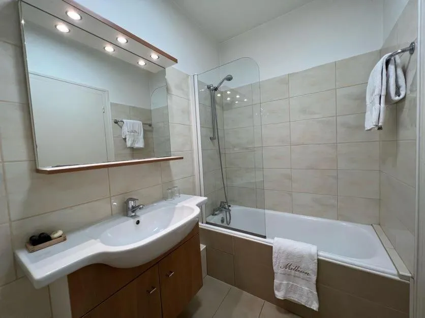 Shower in Hôtel Restaurant Million