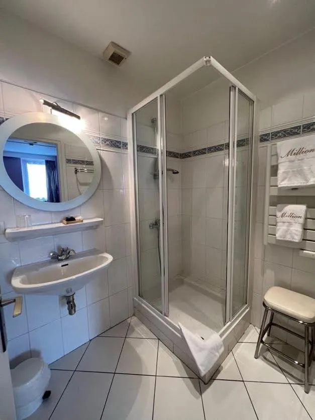 Shower in Hôtel Restaurant Million