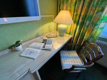 Seating area, Bed in Hôtel Restaurant Million