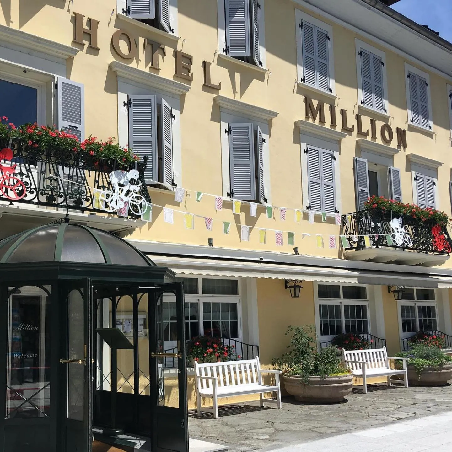 Property building in Hôtel Restaurant Million