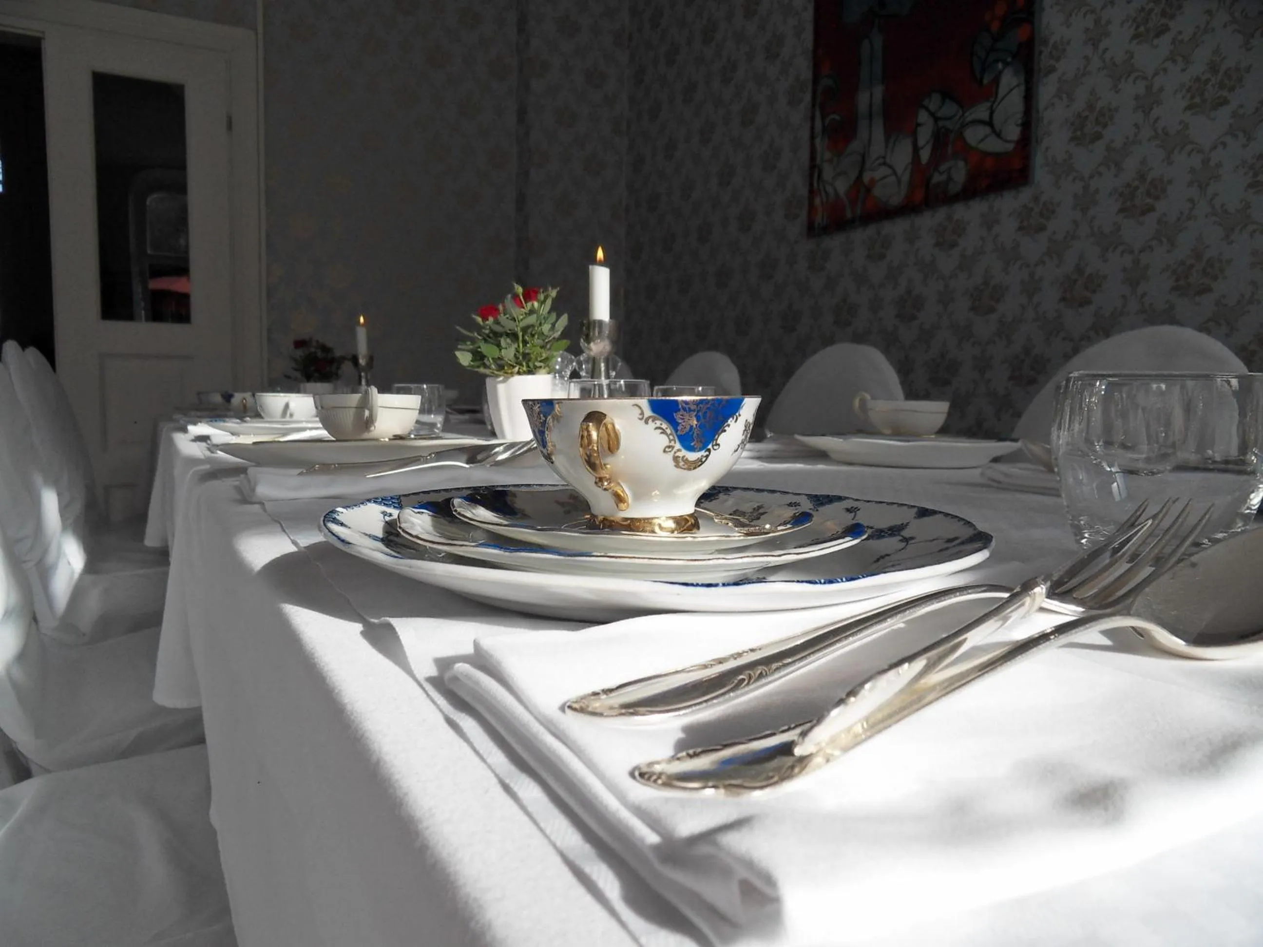 Restaurant/places to eat in Annas Hotell