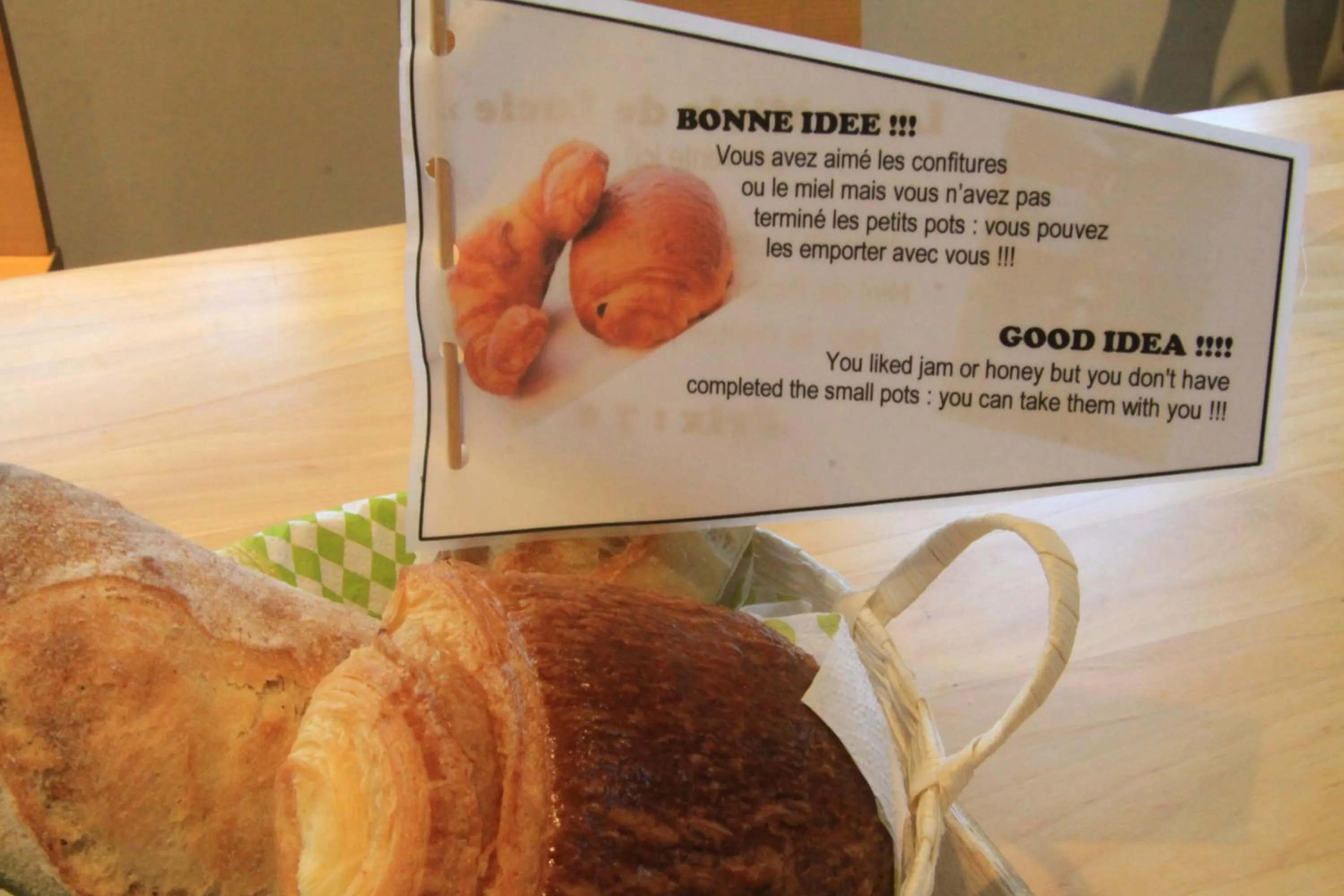 Continental breakfast in Chambre D'hôtes Les Epicuriens